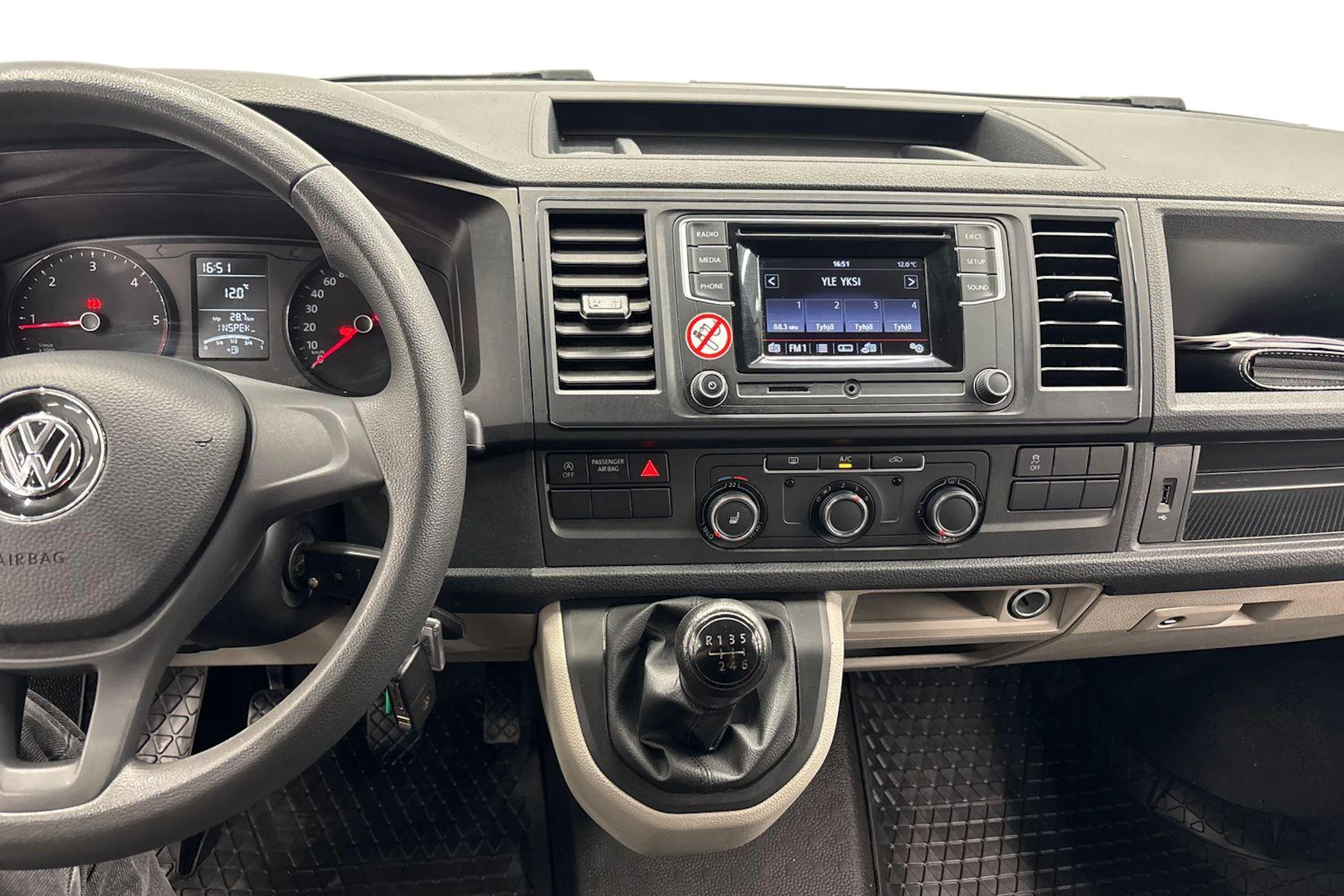 valkoinen Volkswagen Transporter 2018 kuva 7.