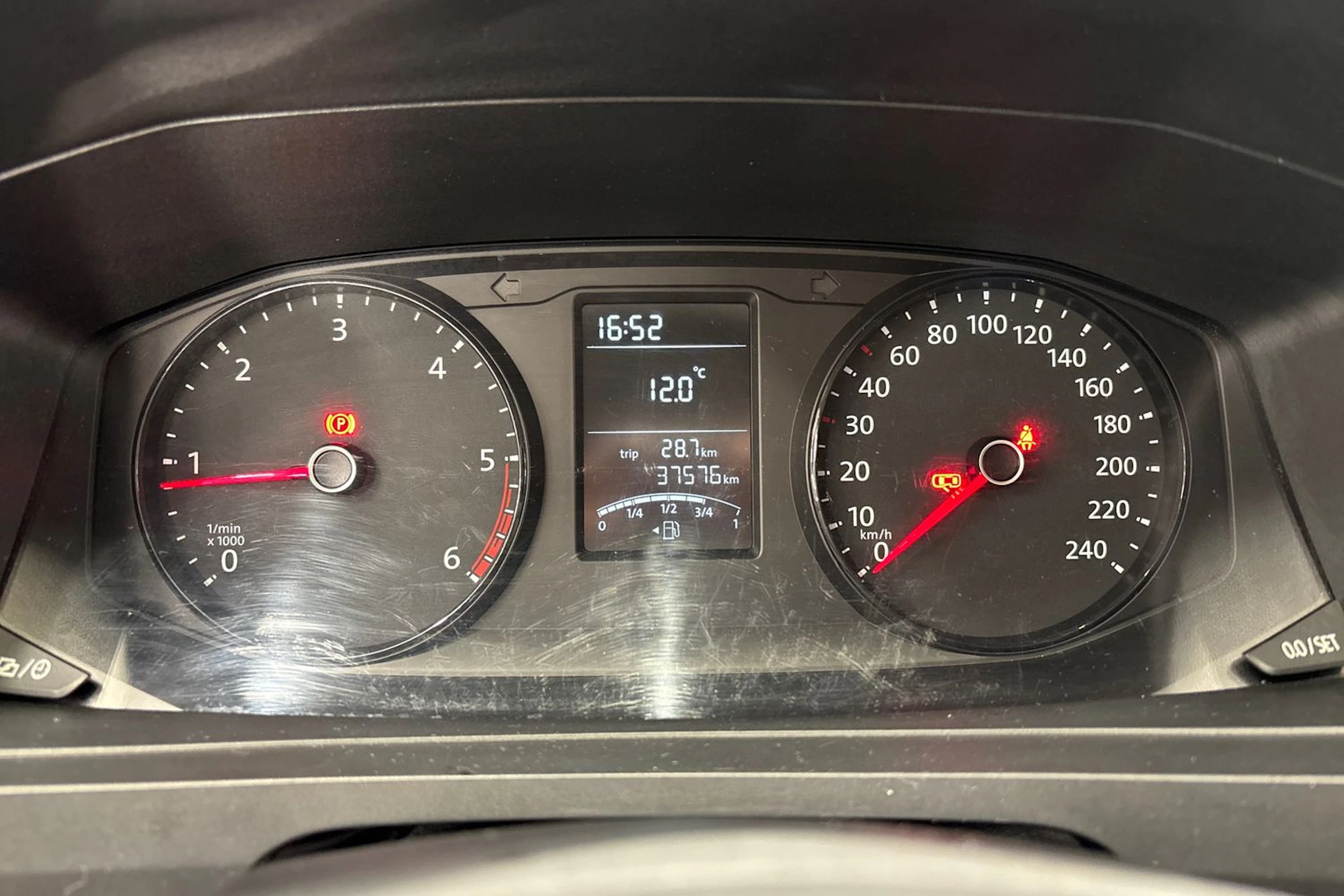 valkoinen Volkswagen Transporter 2018 kuva 10.