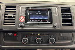 valkoinen Volkswagen Transporter 2018 kuva 11.