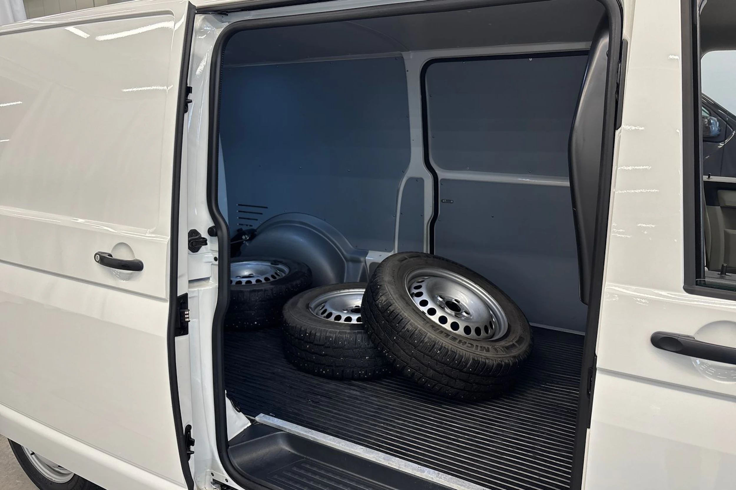 valkoinen Volkswagen Transporter 2018 kuva 14.