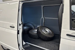 valkoinen Volkswagen Transporter 2018 kuva 14.