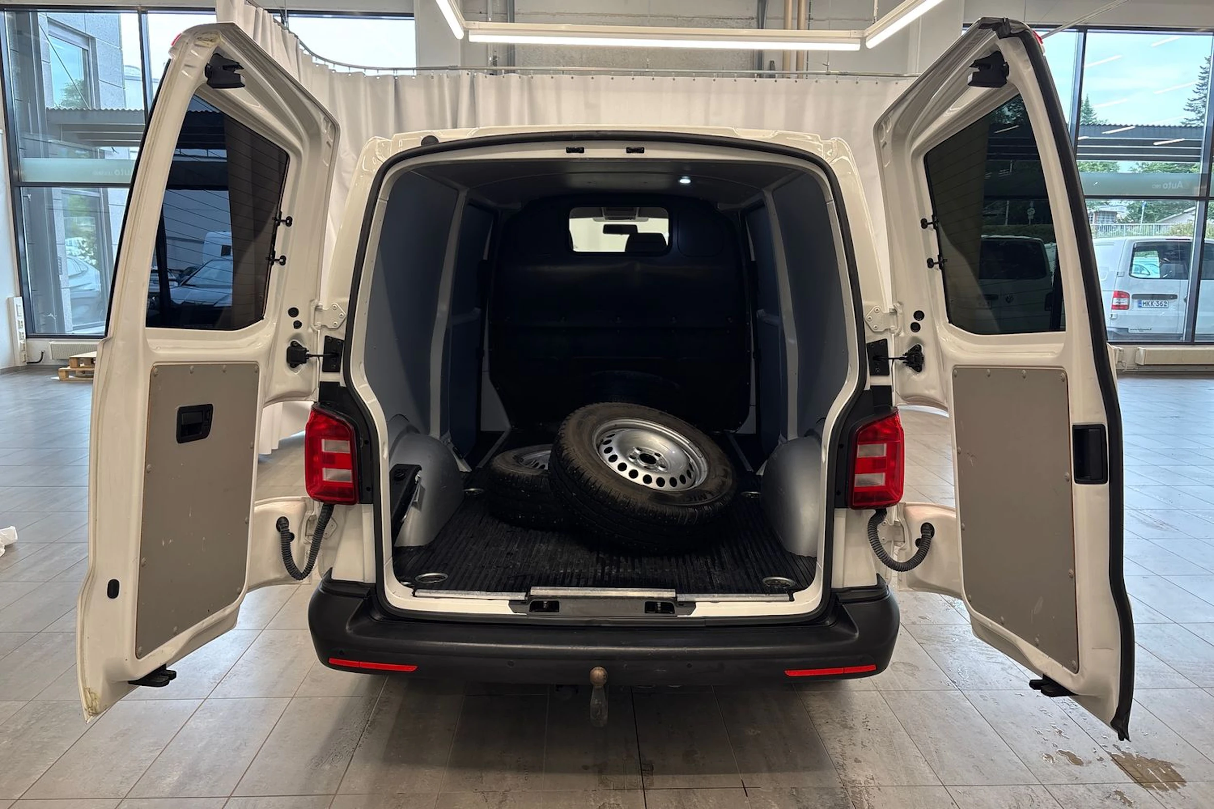 valkoinen Volkswagen Transporter 2018 kuva 15.