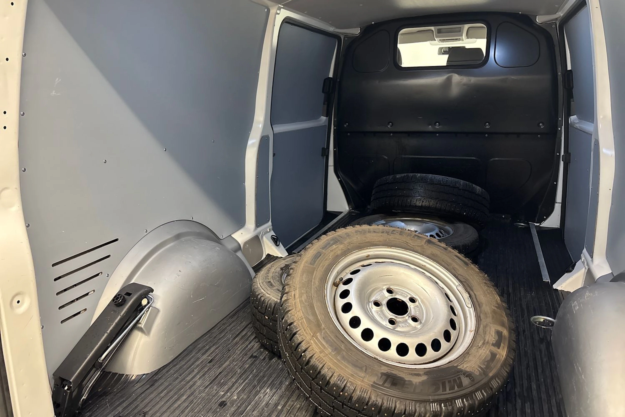 valkoinen Volkswagen Transporter 2018 kuva 16.