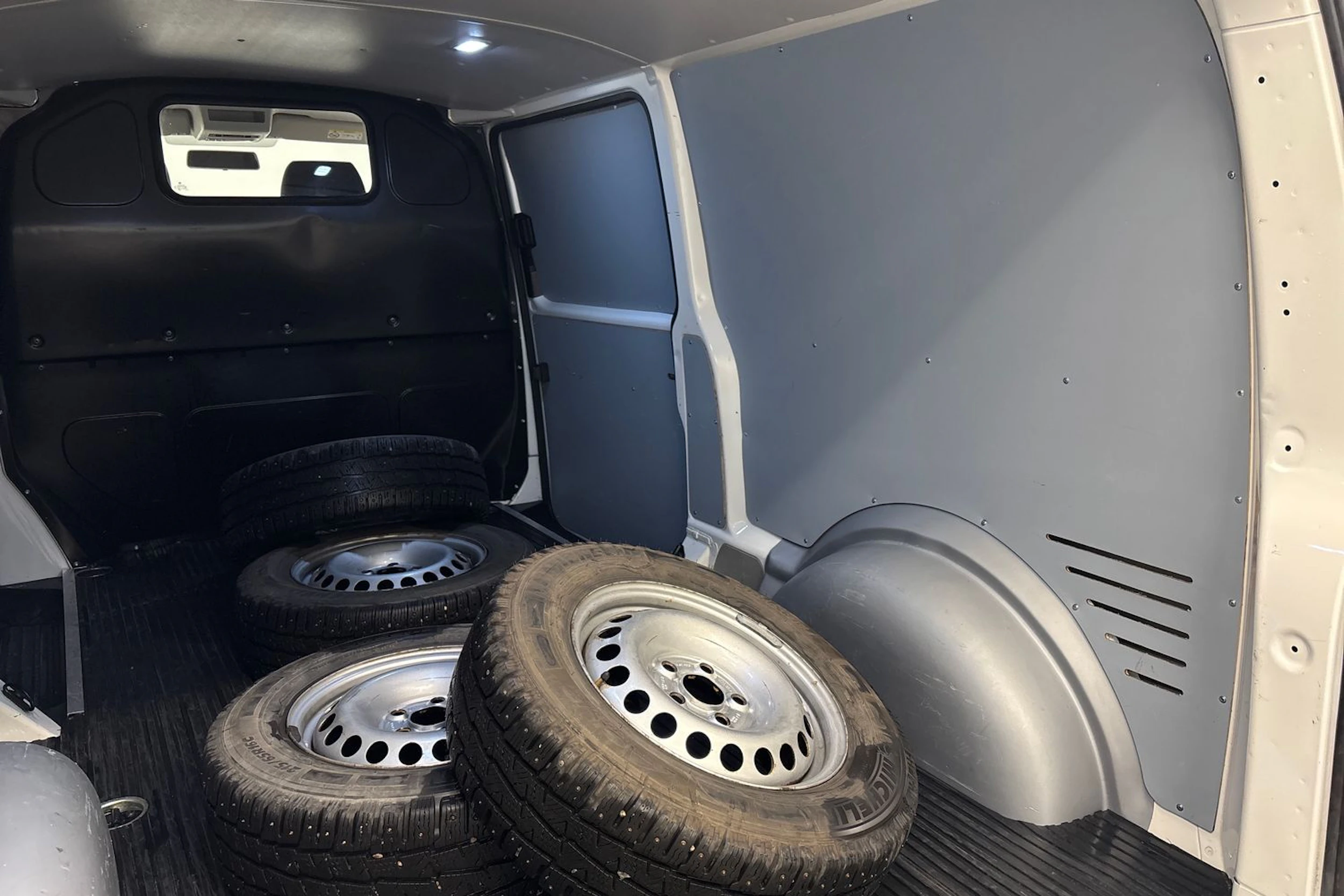 valkoinen Volkswagen Transporter 2018 kuva 17.
