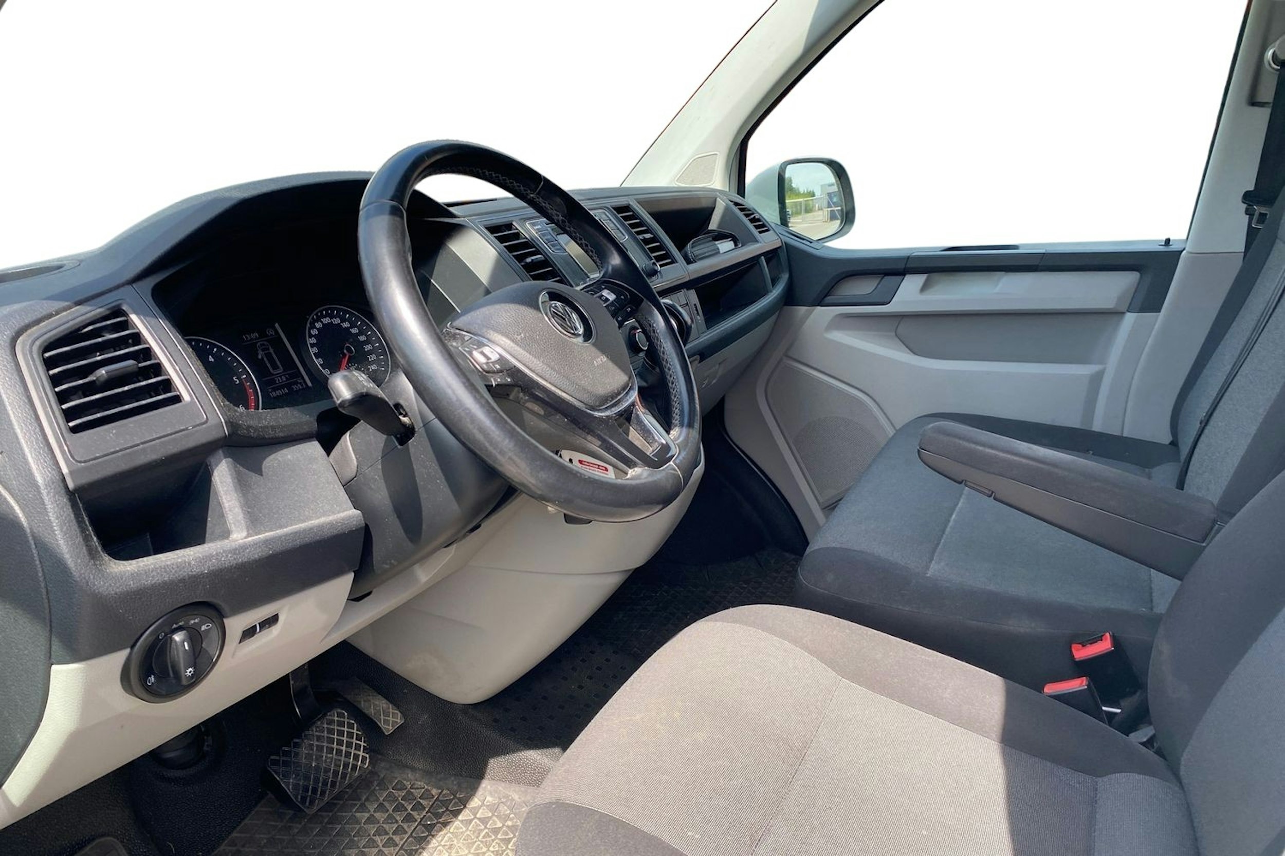 valkoinen Volkswagen Transporter 2018 kuva 3.