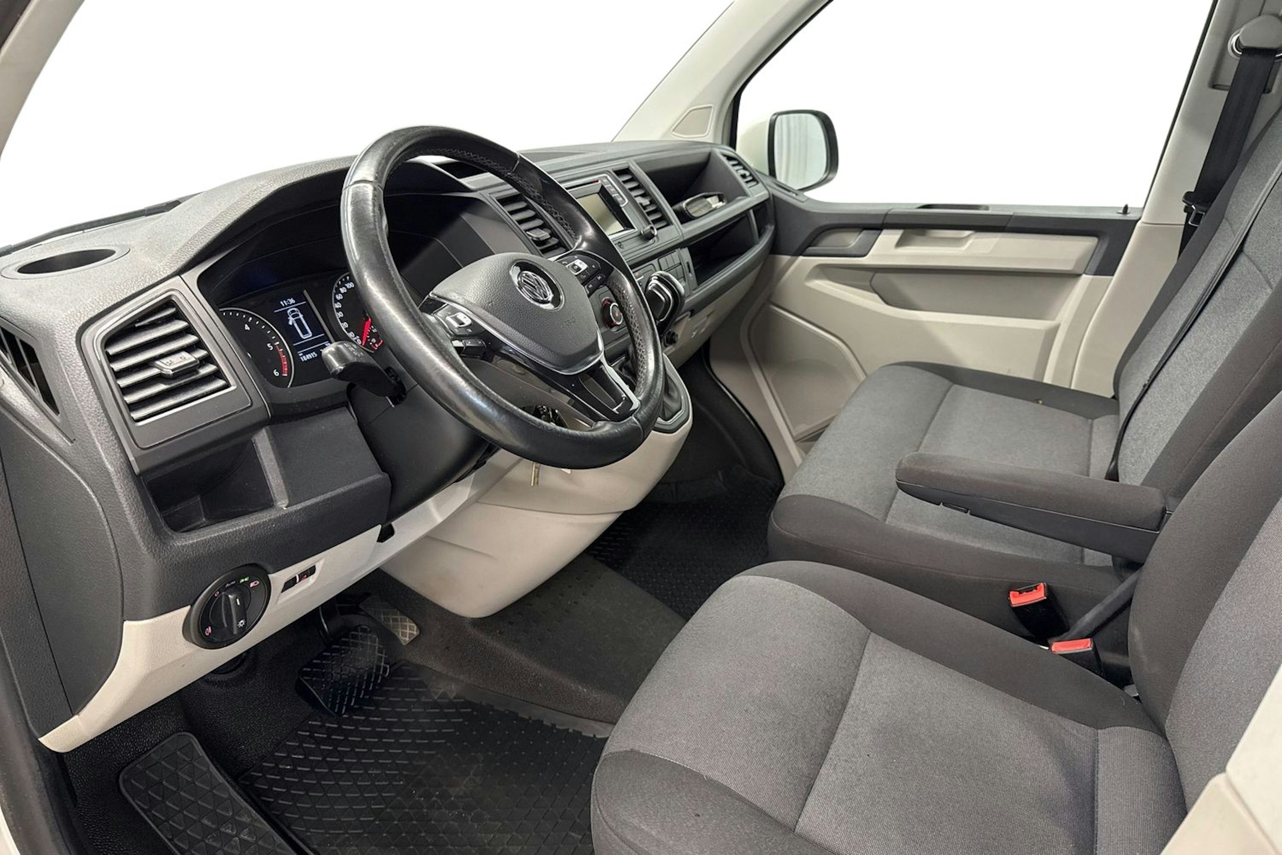 valkoinen Volkswagen Transporter 2018 kuva 7.
