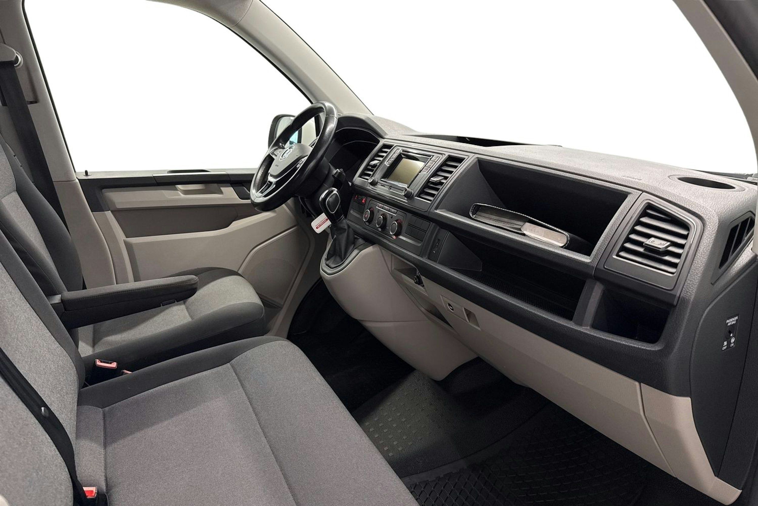 valkoinen Volkswagen Transporter 2018 kuva 9.