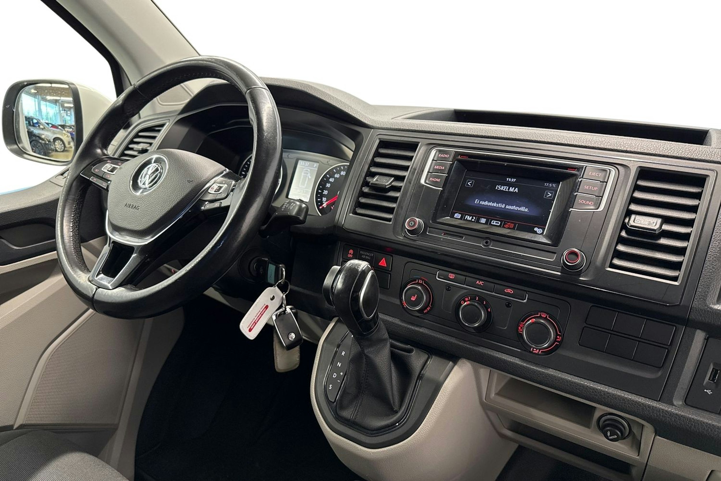 valkoinen Volkswagen Transporter 2018 kuva 10.