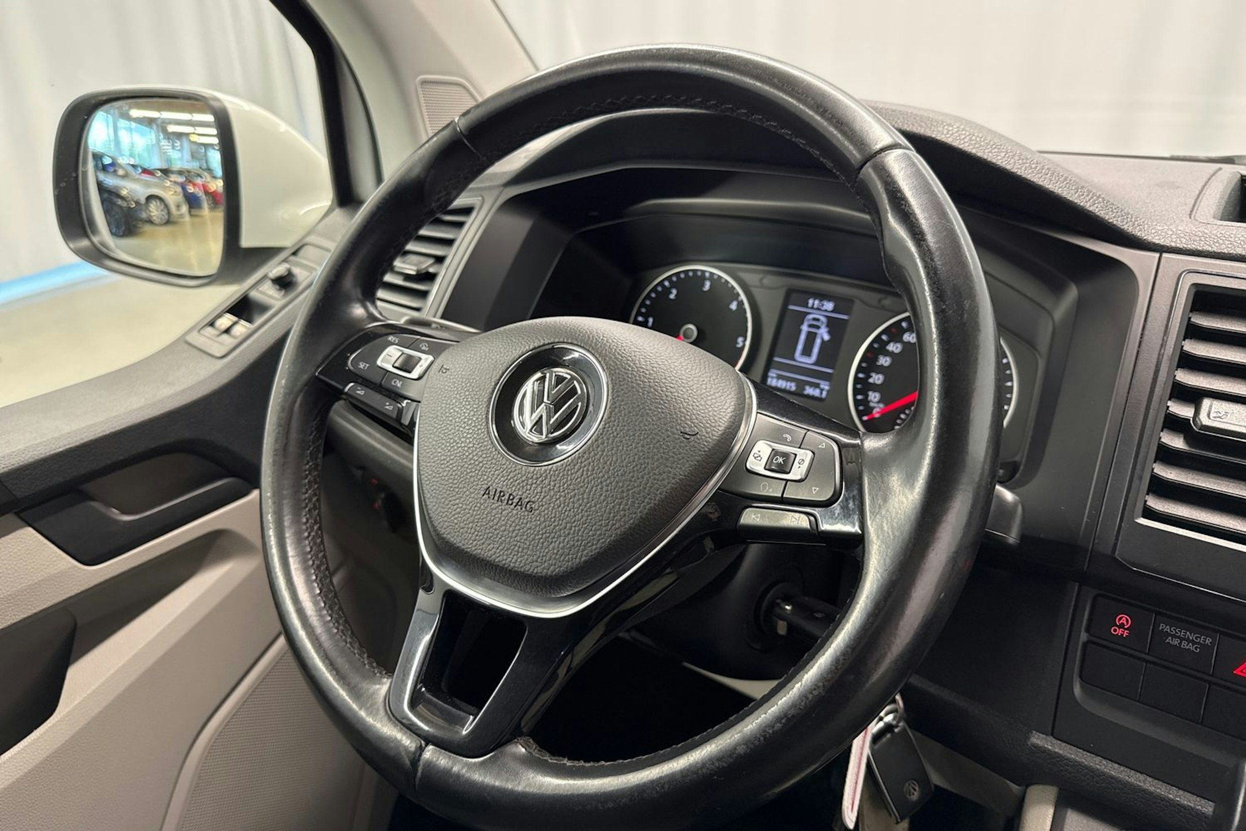 valkoinen Volkswagen Transporter 2018 kuva 13.