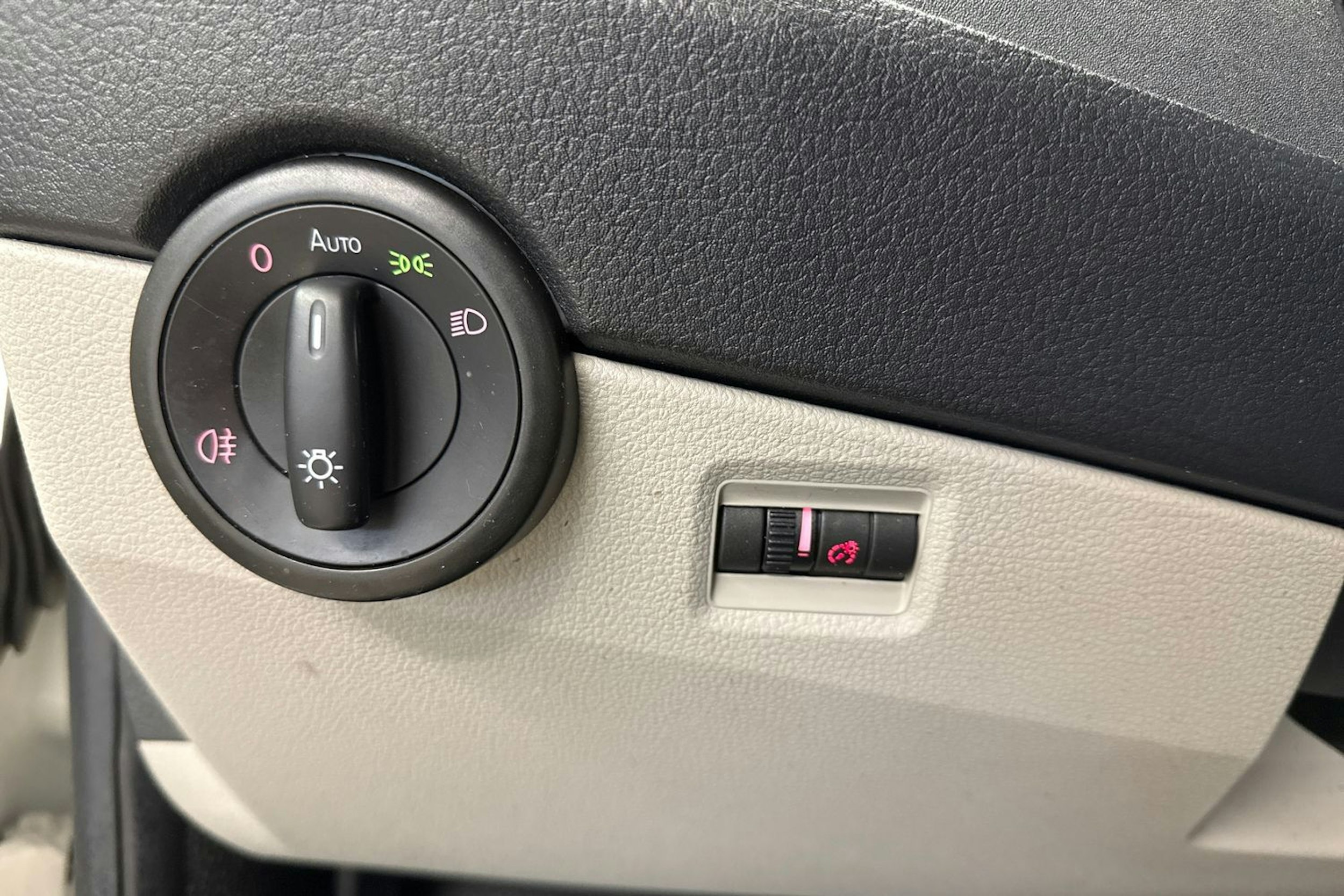 valkoinen Volkswagen Transporter 2018 kuva 17.