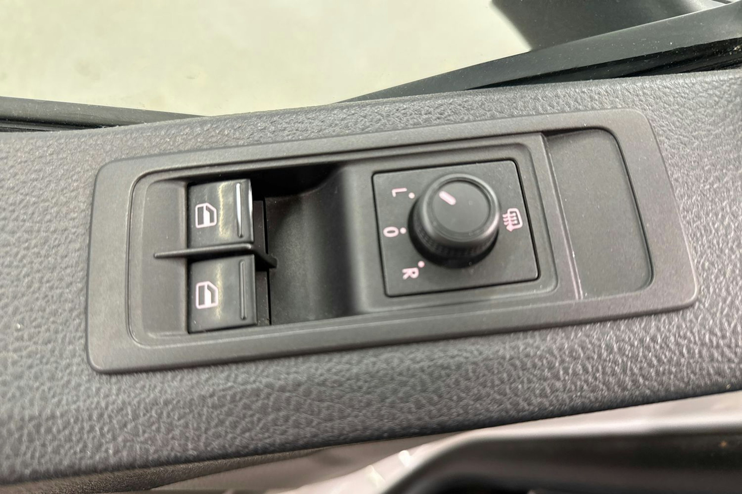 valkoinen Volkswagen Transporter 2018 kuva 18.
