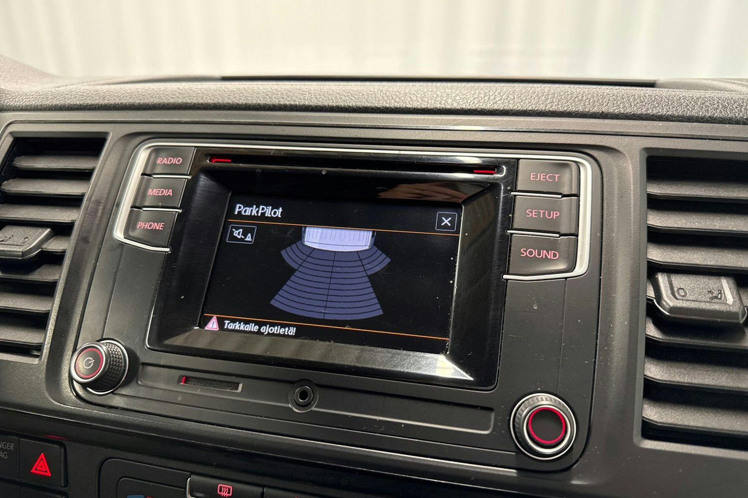 valkoinen Volkswagen Transporter 2018 kuva 19.
