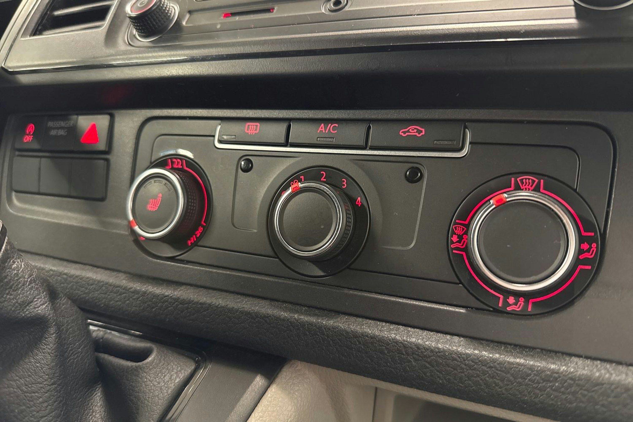 valkoinen Volkswagen Transporter 2018 kuva 21.