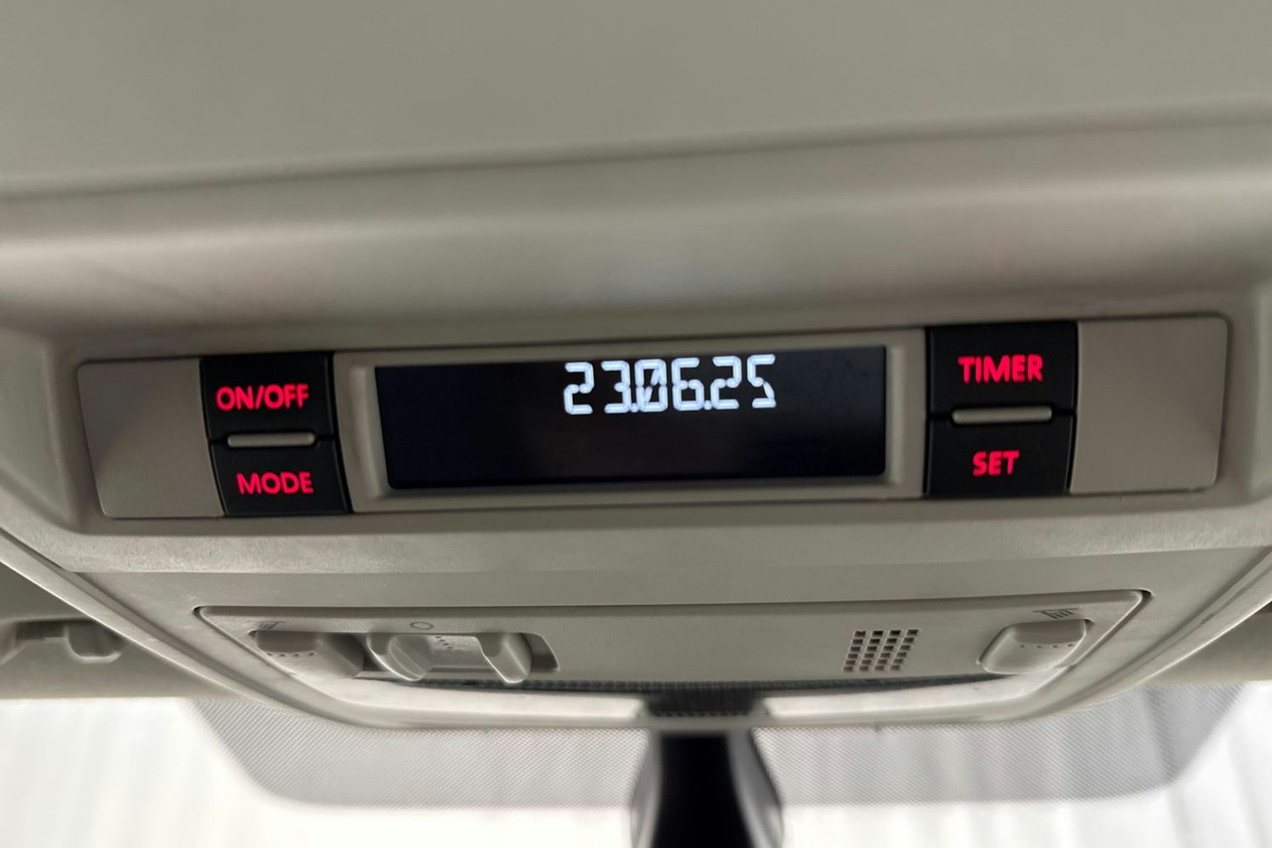 valkoinen Volkswagen Transporter 2018 kuva 22.