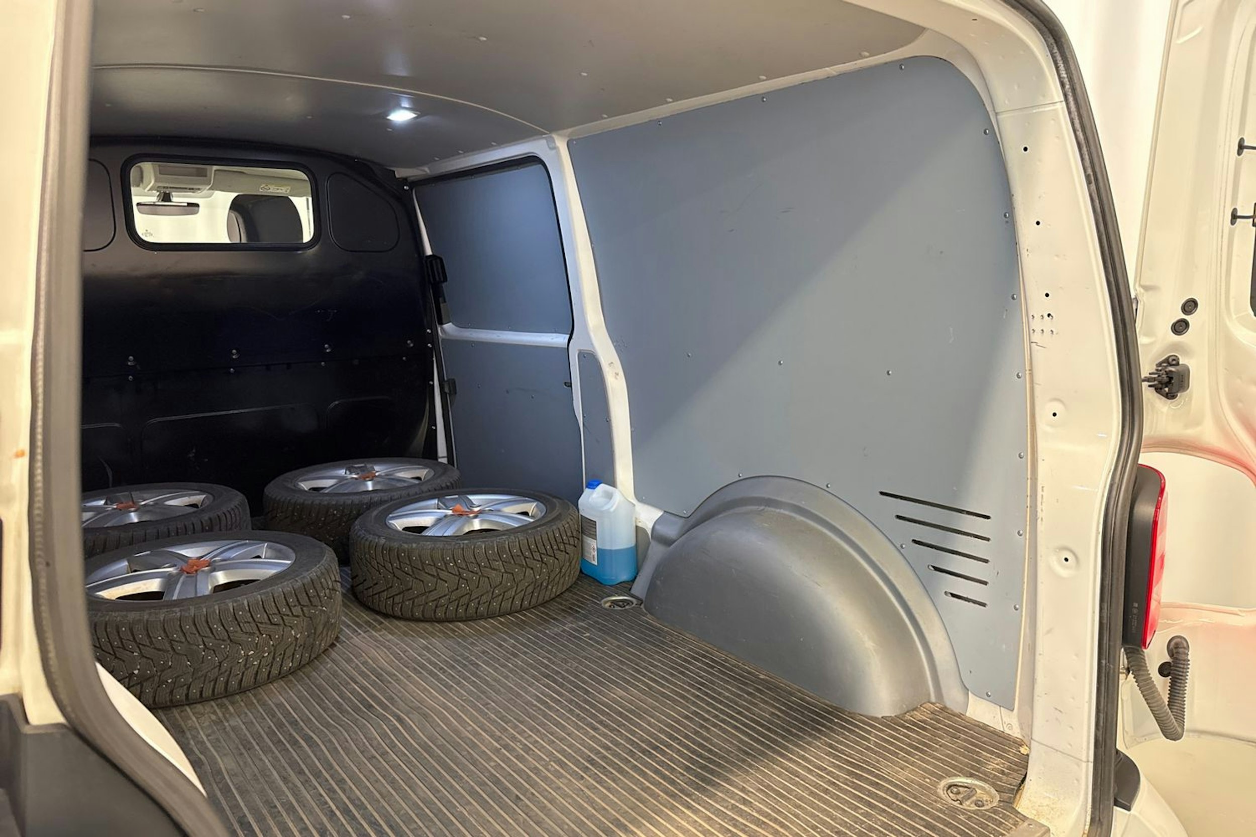 valkoinen Volkswagen Transporter 2018 kuva 23.
