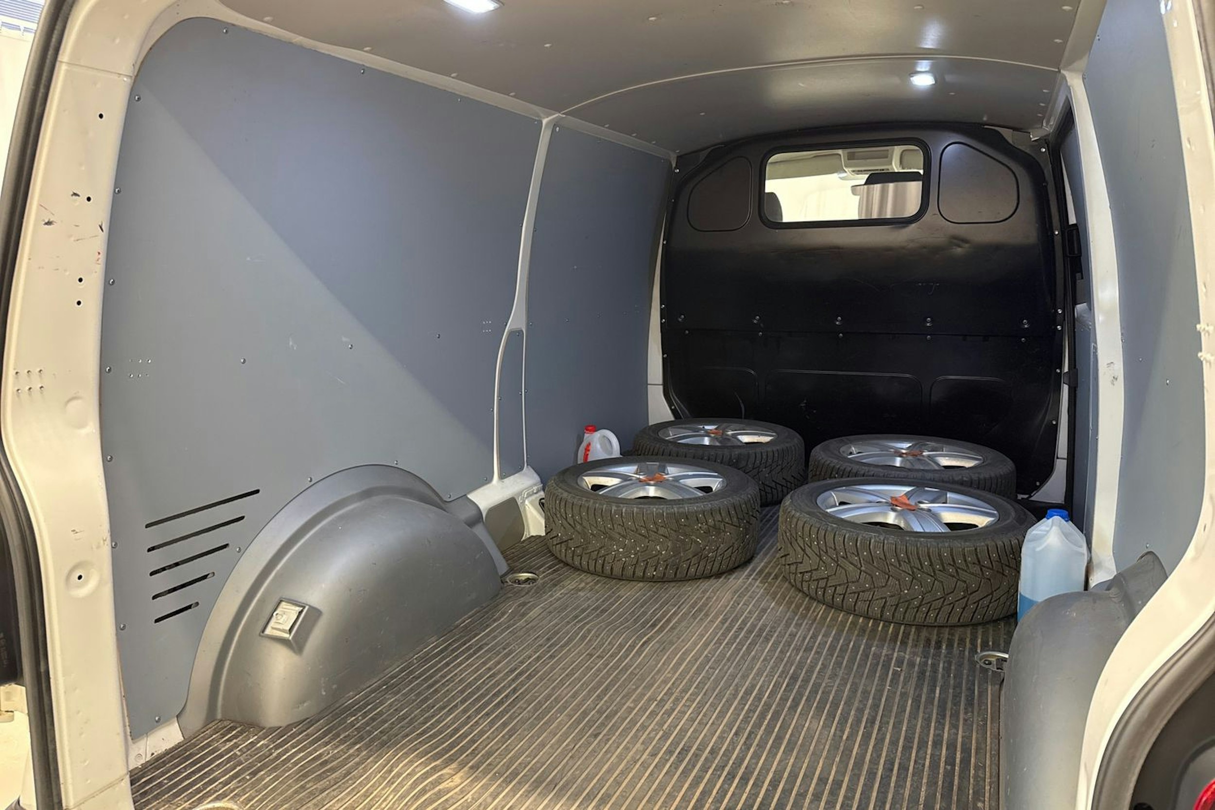 valkoinen Volkswagen Transporter 2018 kuva 24.