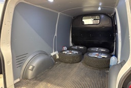 valkoinen Volkswagen Transporter 2018 kuva 24.