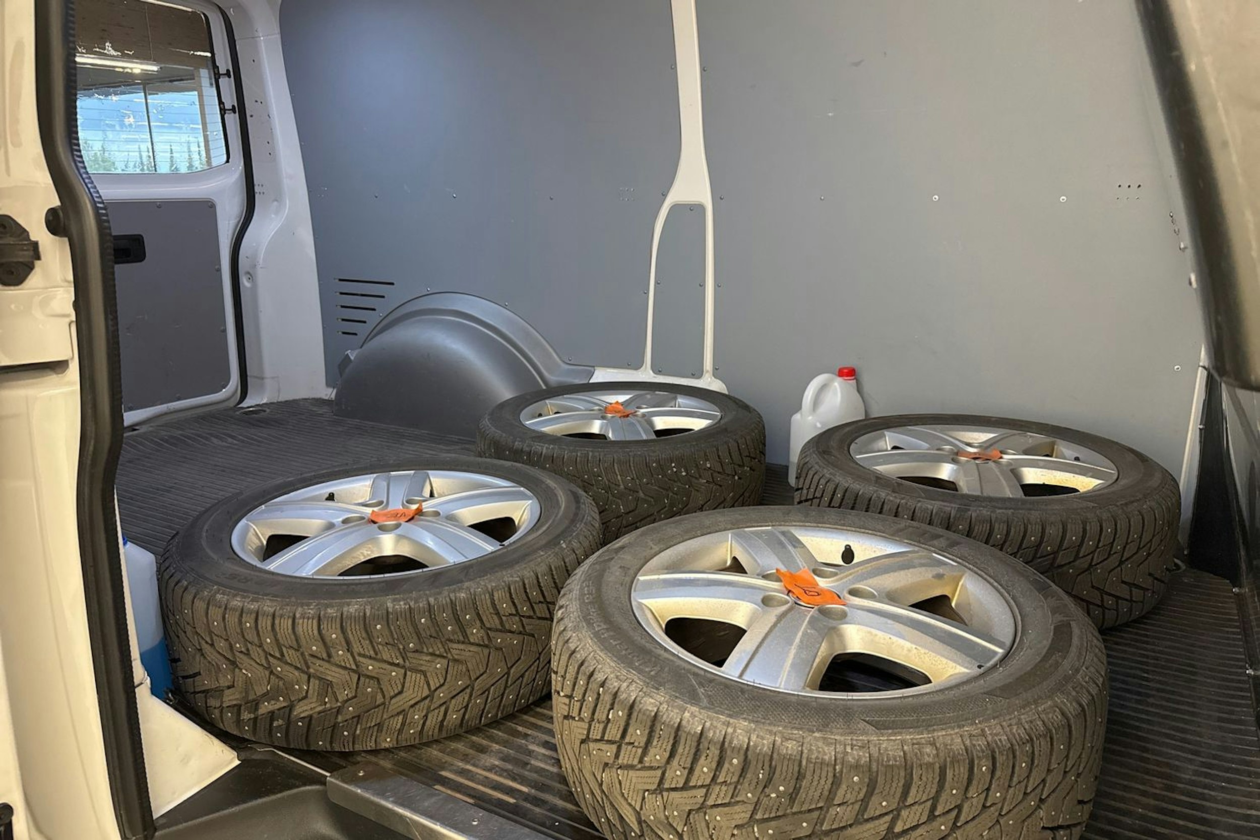 valkoinen Volkswagen Transporter 2018 kuva 25.