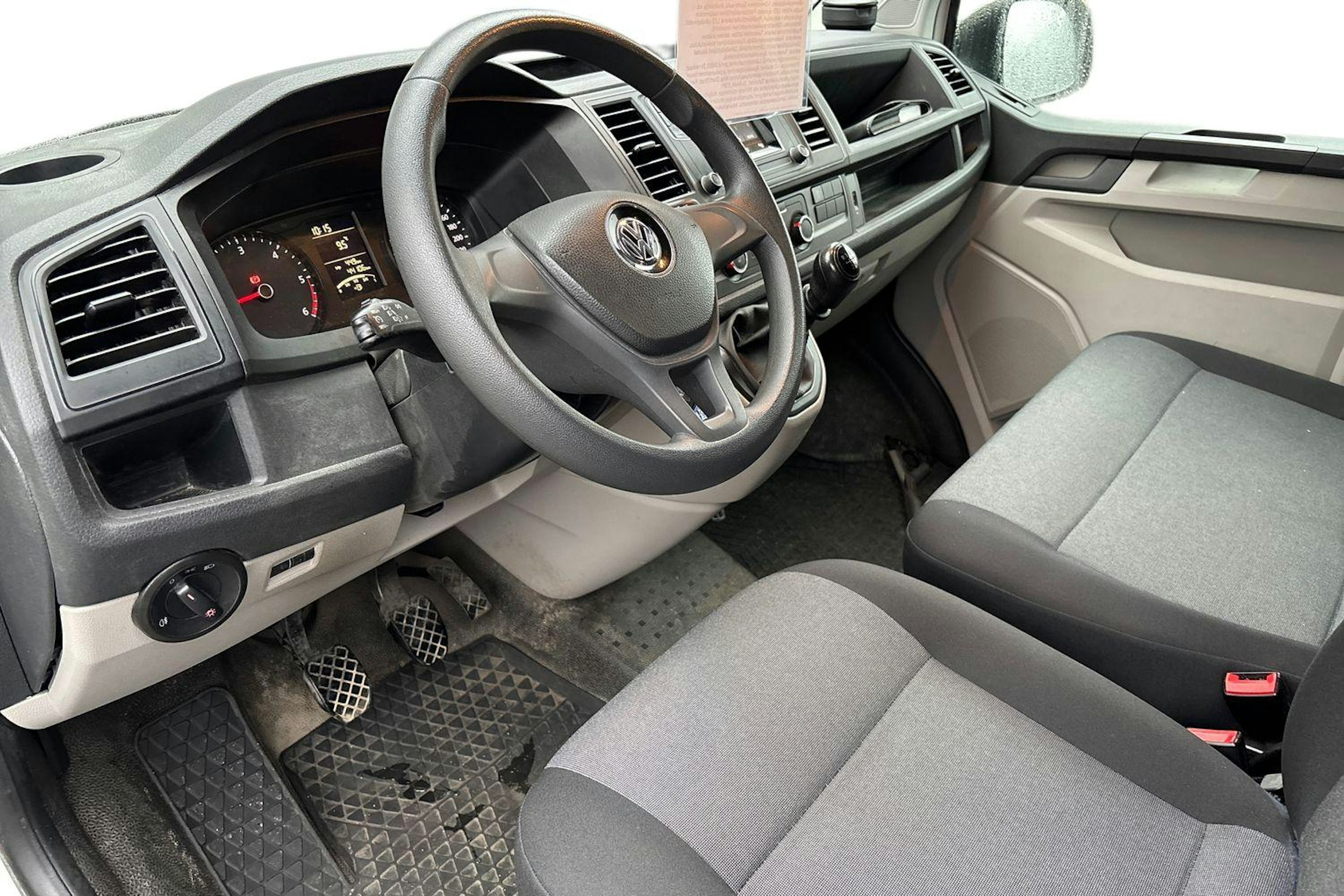 valkoinen Volkswagen Transporter 2018 kuva 3.