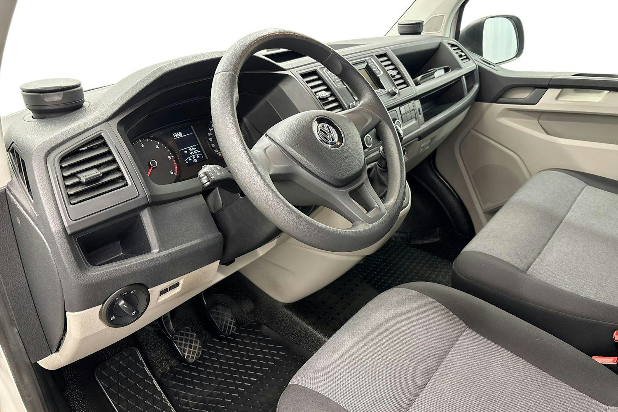 valkoinen Volkswagen Transporter 2018 kuva 6.