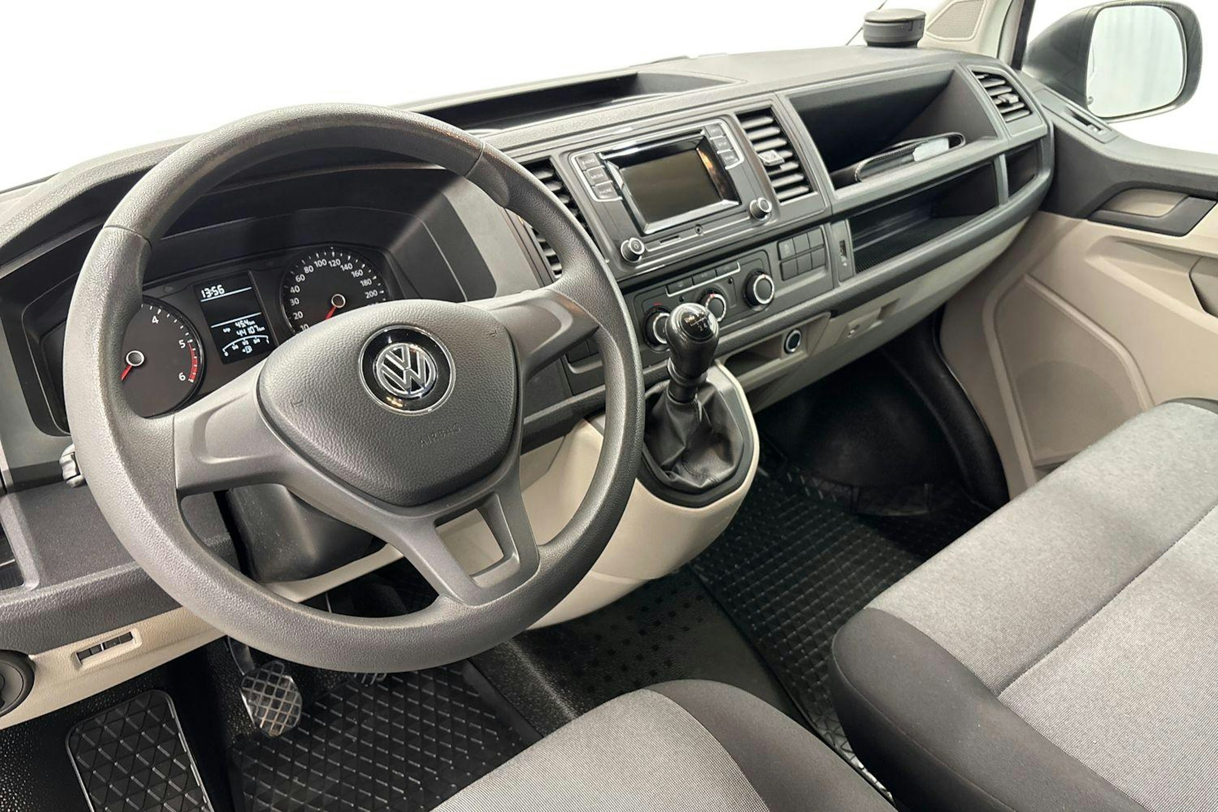 valkoinen Volkswagen Transporter 2018 kuva 7.