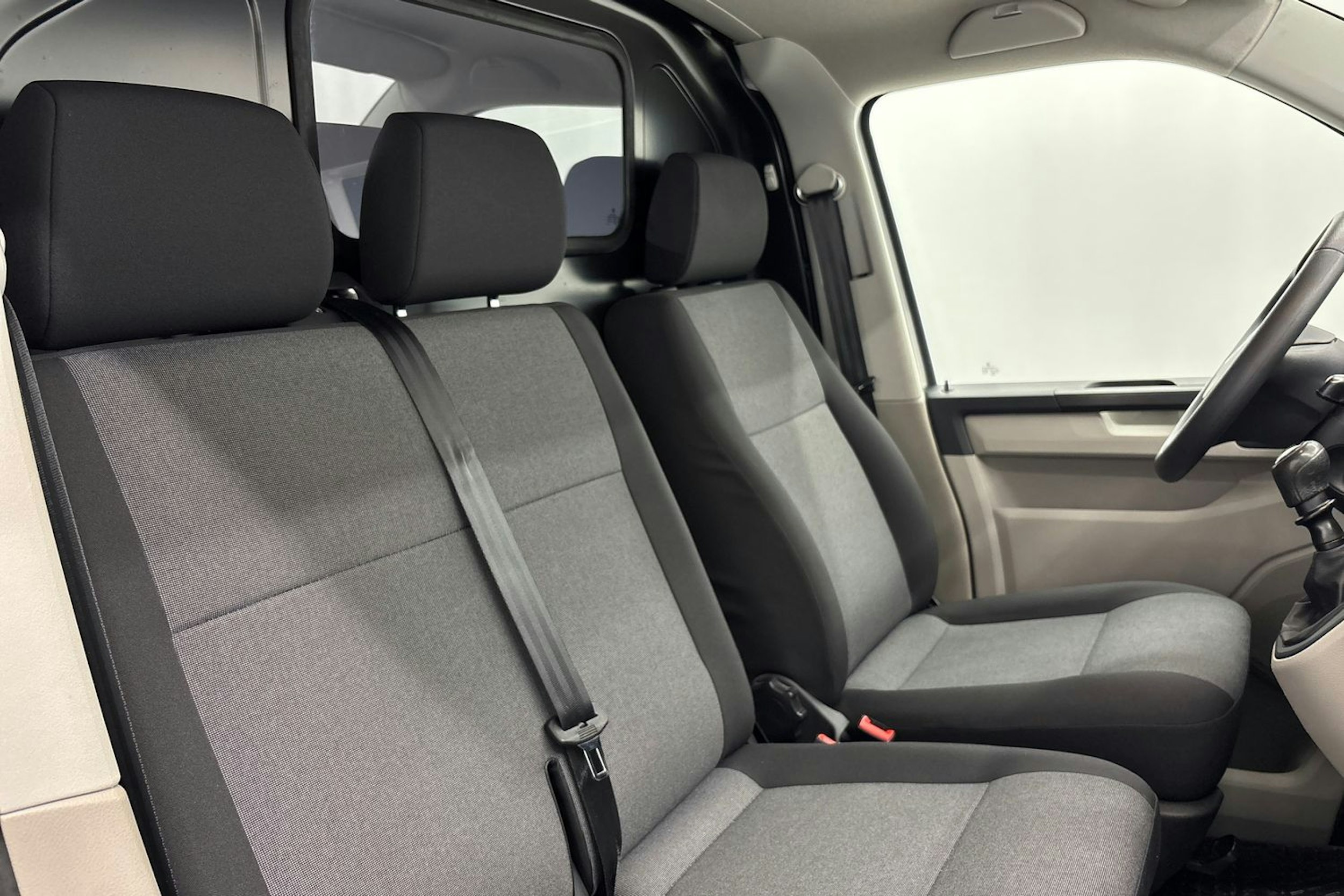 valkoinen Volkswagen Transporter 2018 kuva 9.