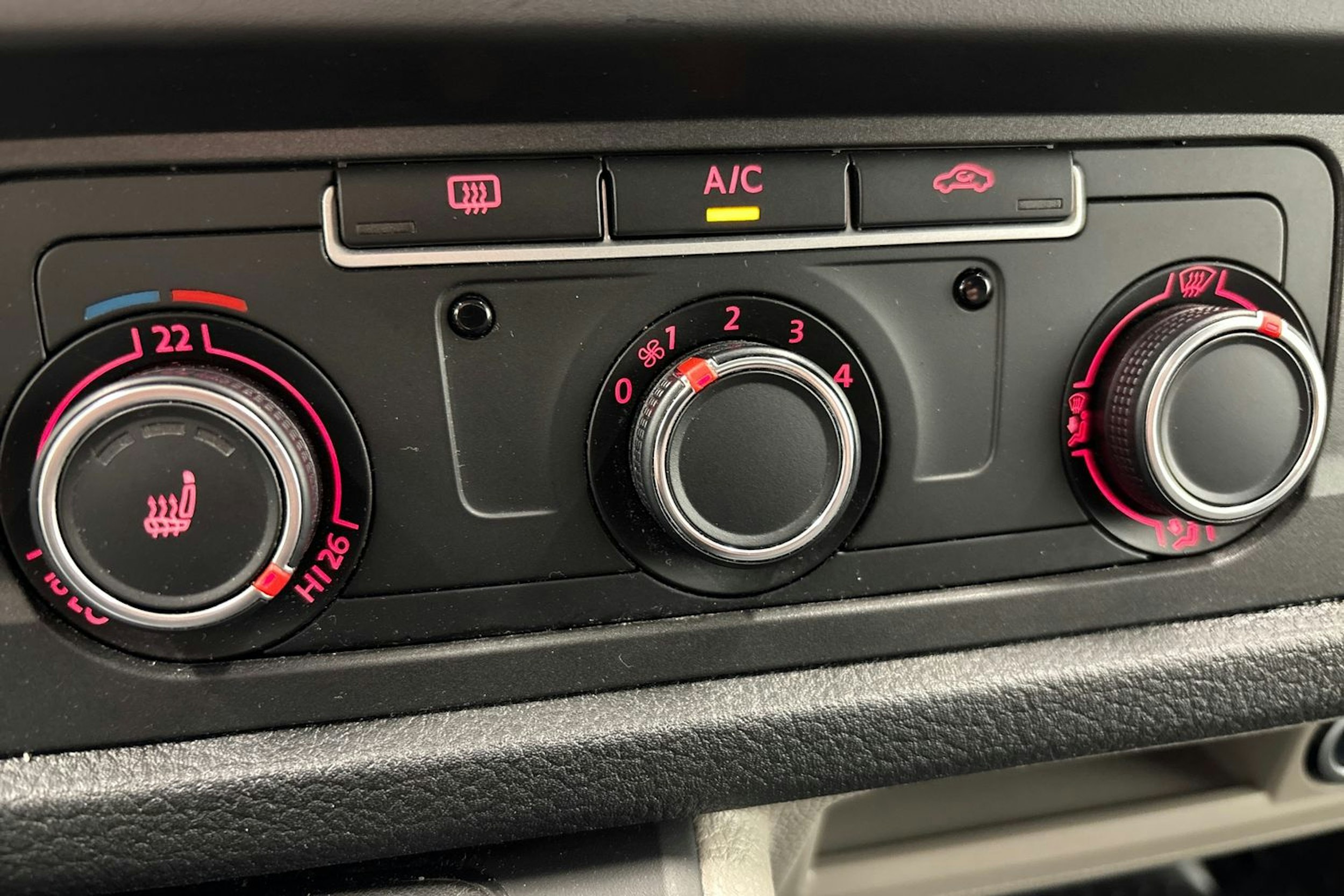 valkoinen Volkswagen Transporter 2018 kuva 13.