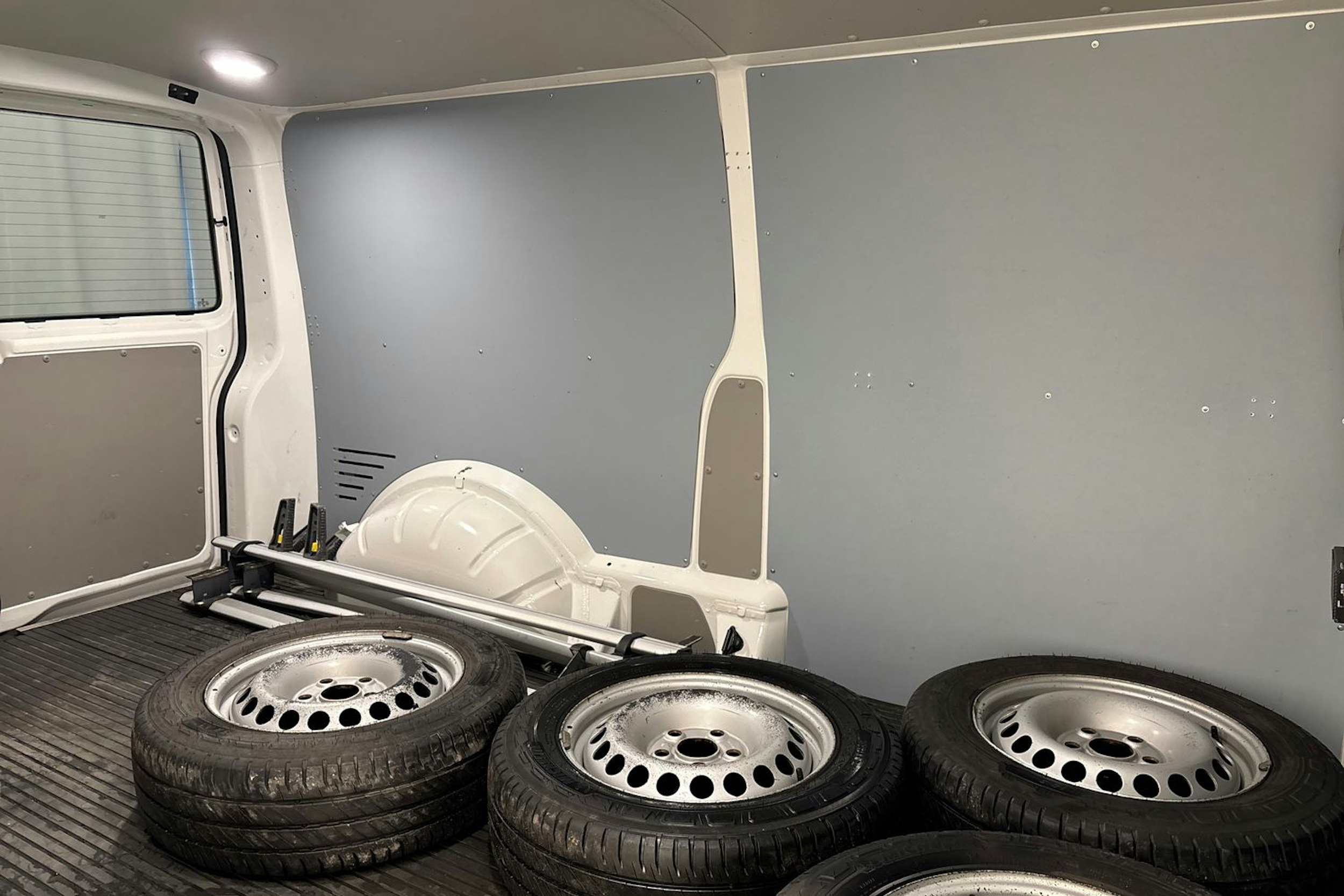 valkoinen Volkswagen Transporter 2018 kuva 16.