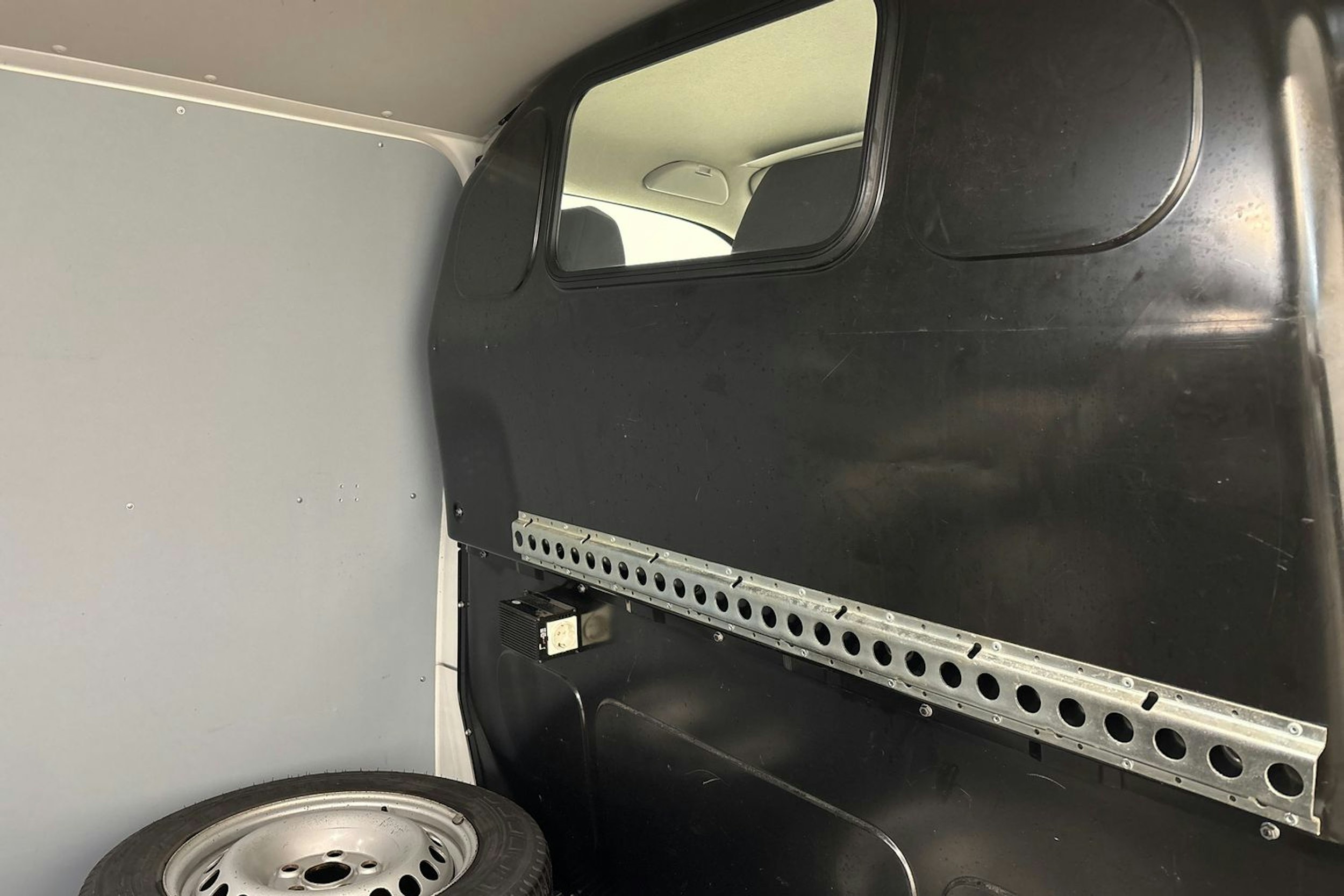 valkoinen Volkswagen Transporter 2018 kuva 17.