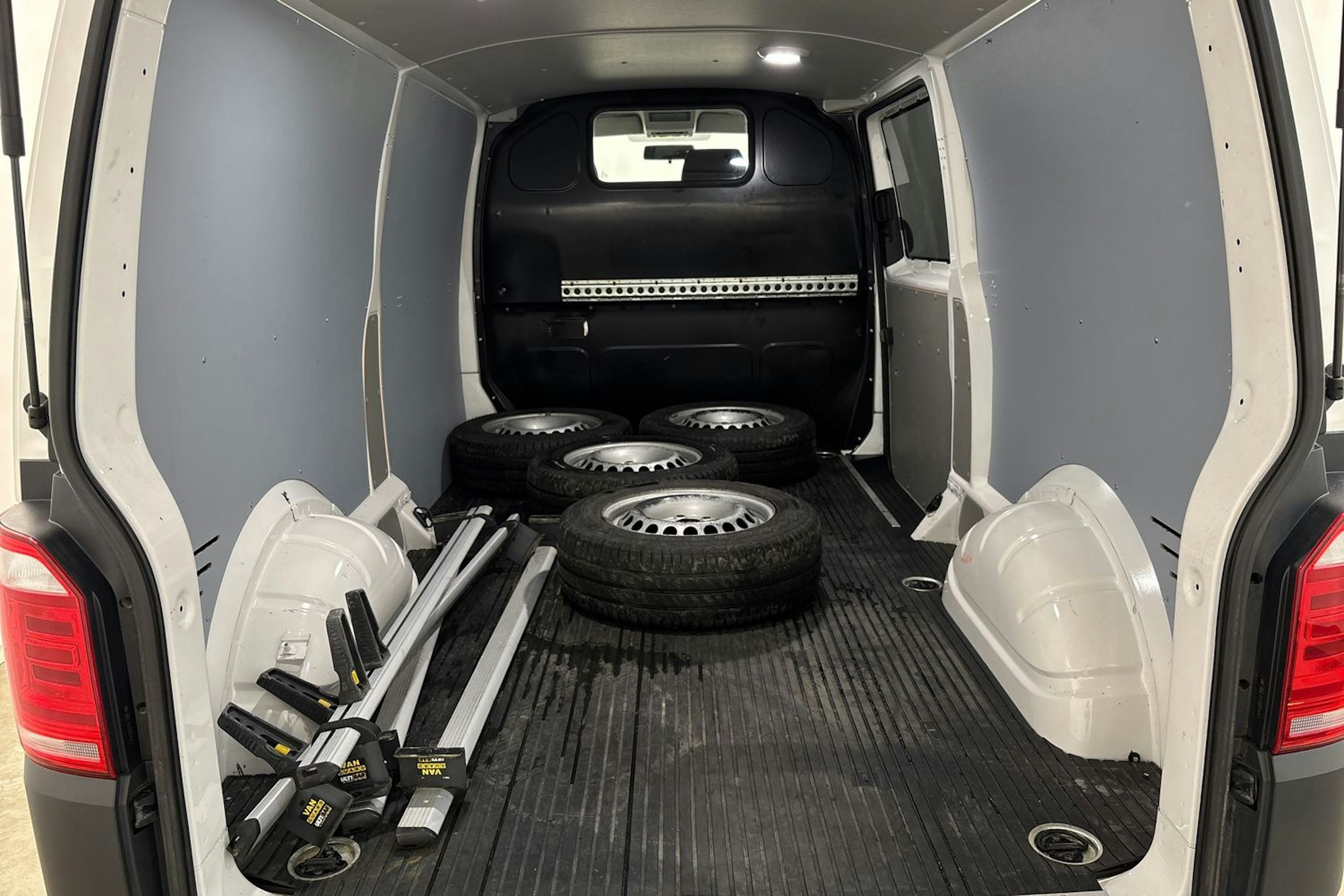 valkoinen Volkswagen Transporter 2018 kuva 18.