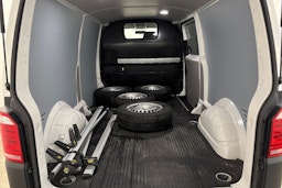 valkoinen Volkswagen Transporter 2018 kuva 18.