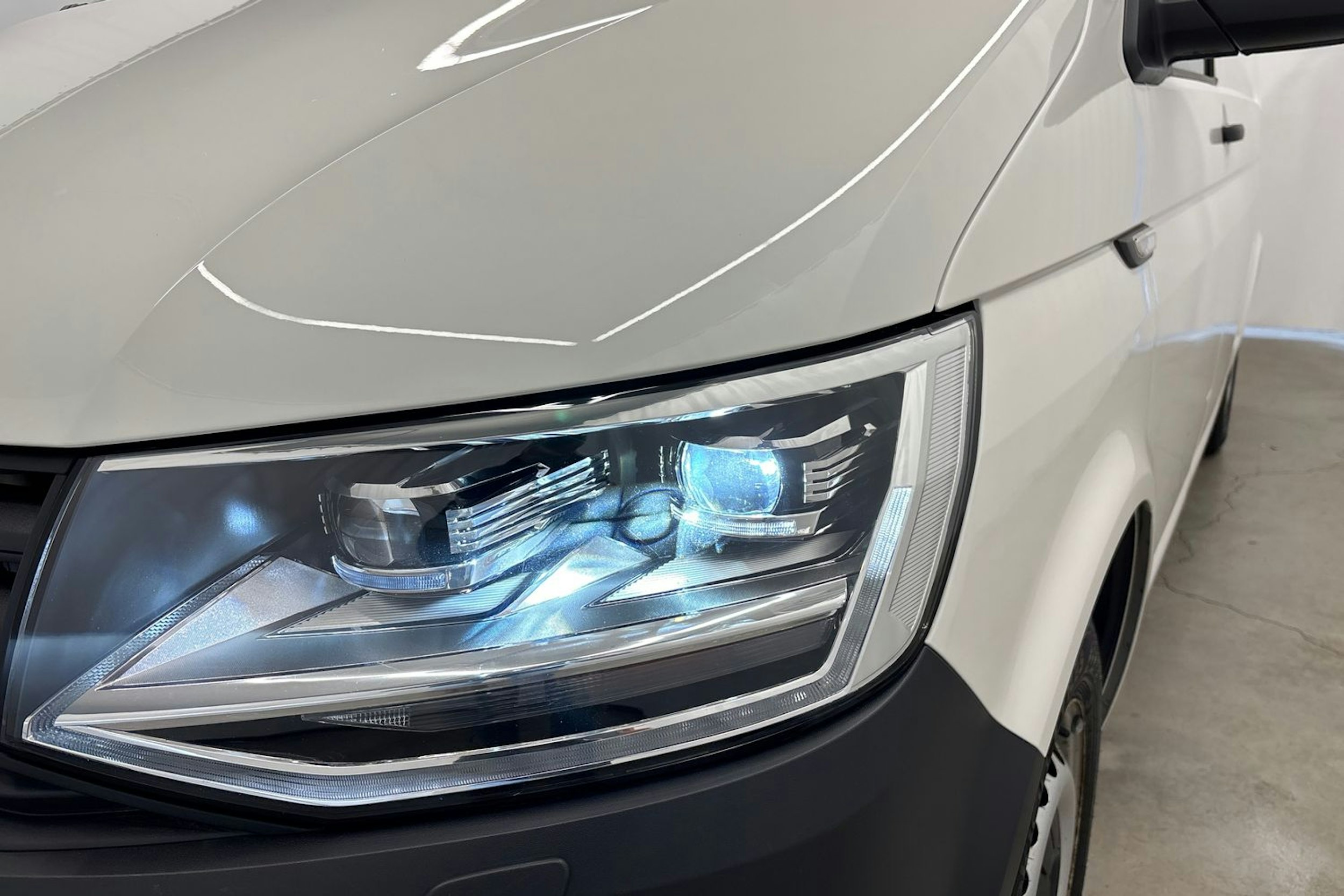 valkoinen Volkswagen Transporter 2018 kuva 19.