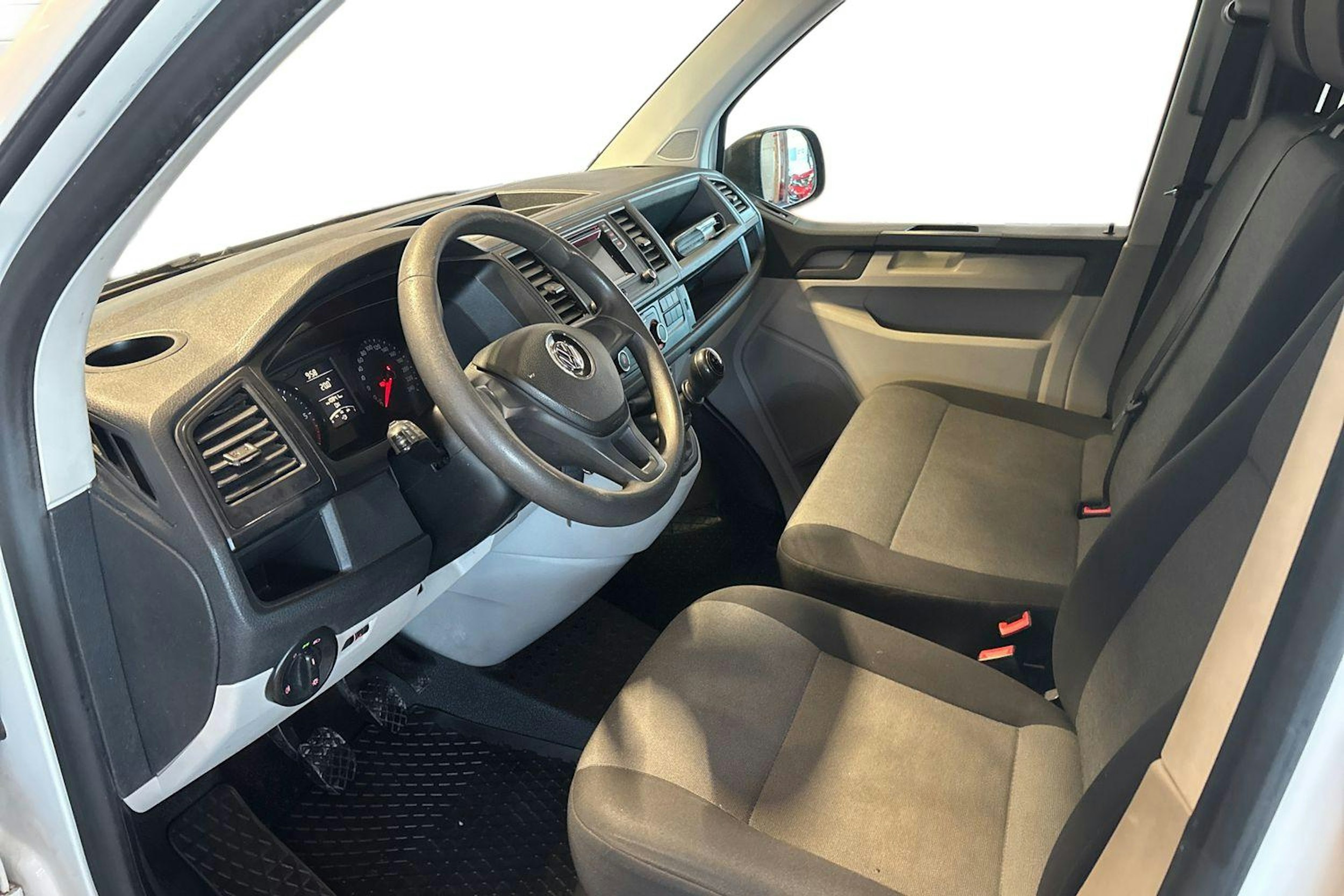 valkoinen Volkswagen Transporter 2018 kuva 8.