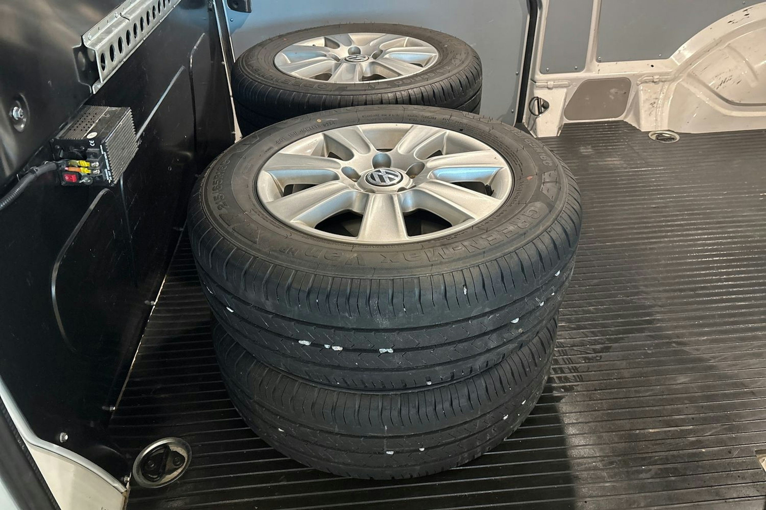 valkoinen Volkswagen Transporter 2018 kuva 13.