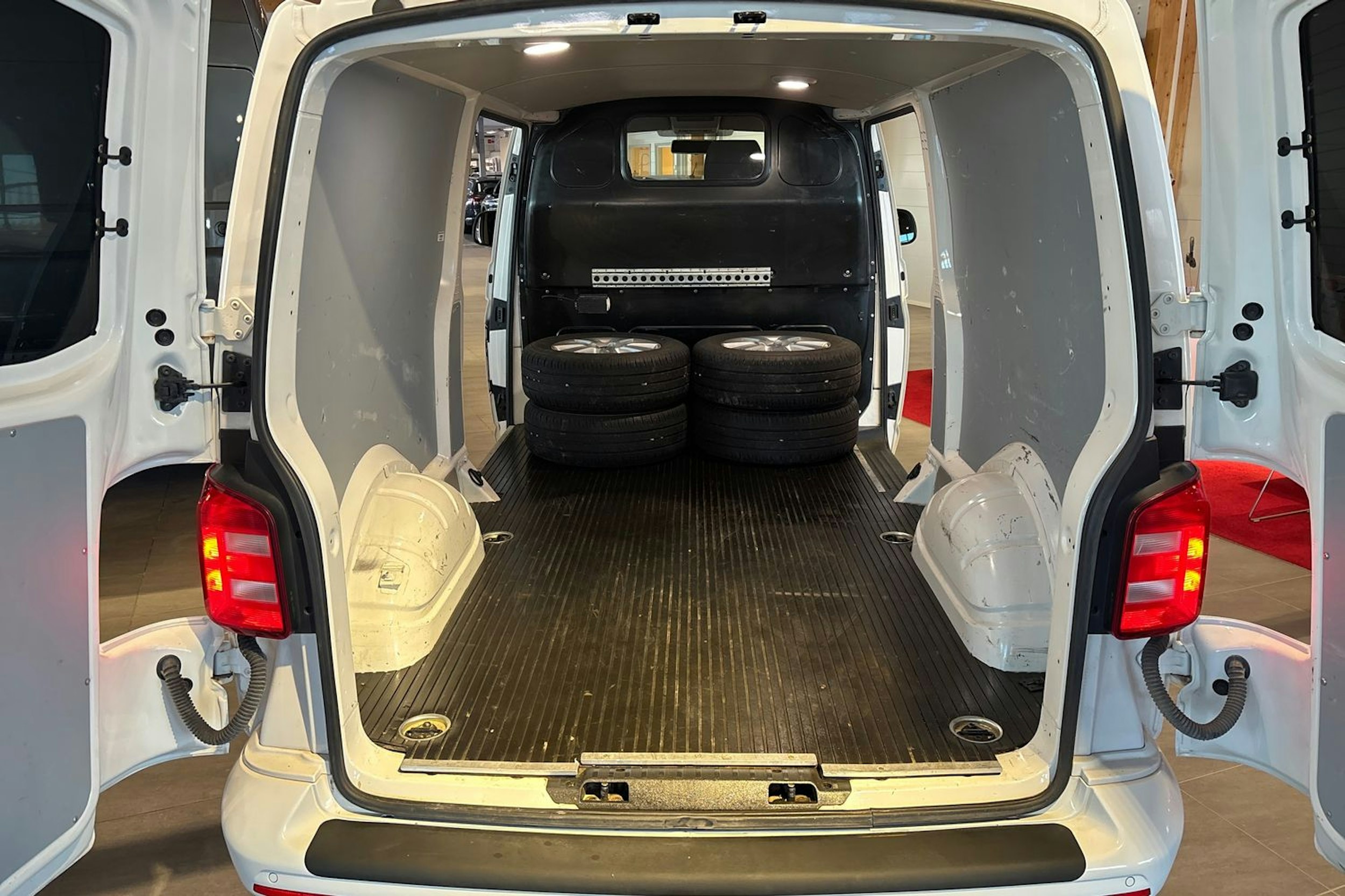 valkoinen Volkswagen Transporter 2018 kuva 15.