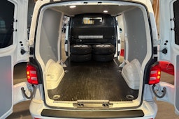 valkoinen Volkswagen Transporter 2018 kuva 15.