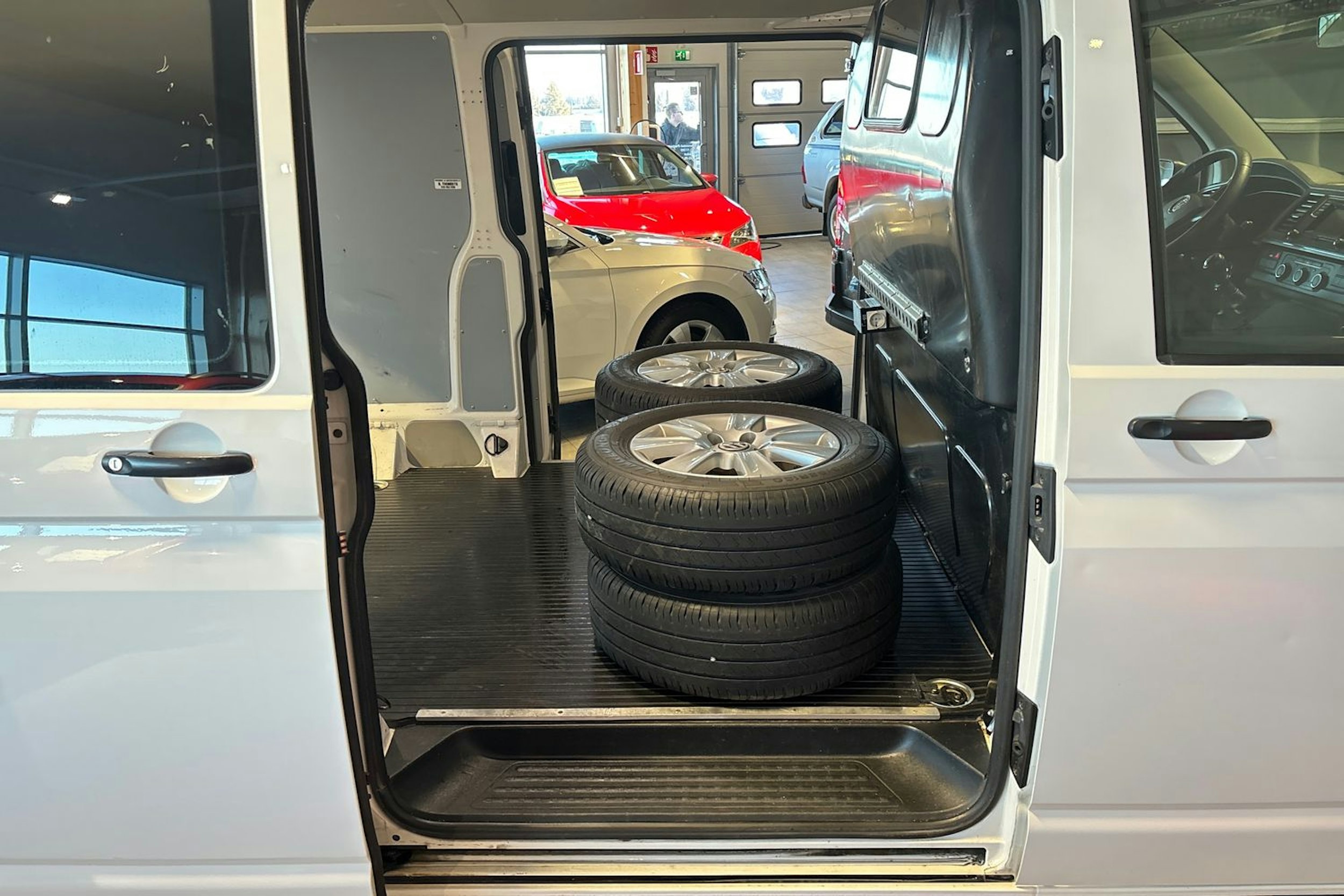 valkoinen Volkswagen Transporter 2018 kuva 16.