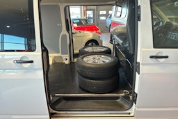 valkoinen Volkswagen Transporter 2018 kuva 16.