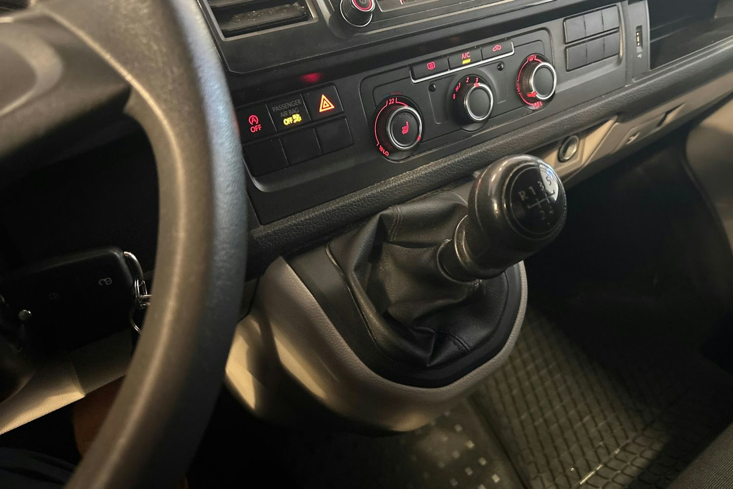 valkoinen Volkswagen Transporter 2018 kuva 18.