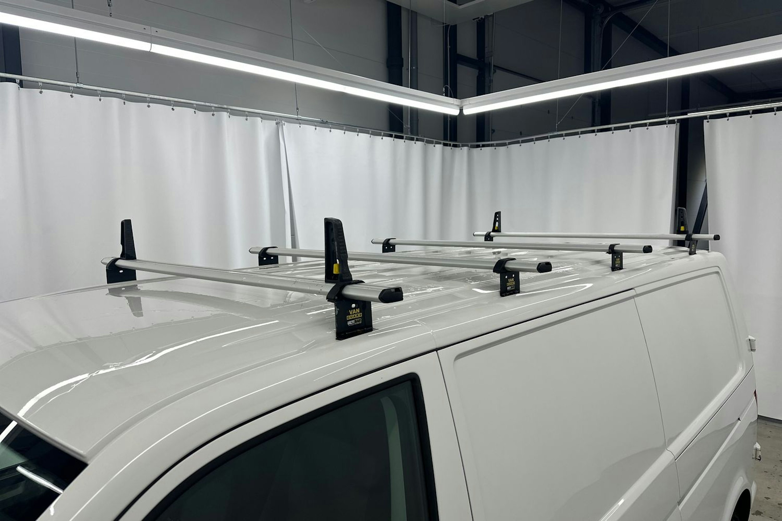 valkoinen Volkswagen Transporter 2018 kuva 20.