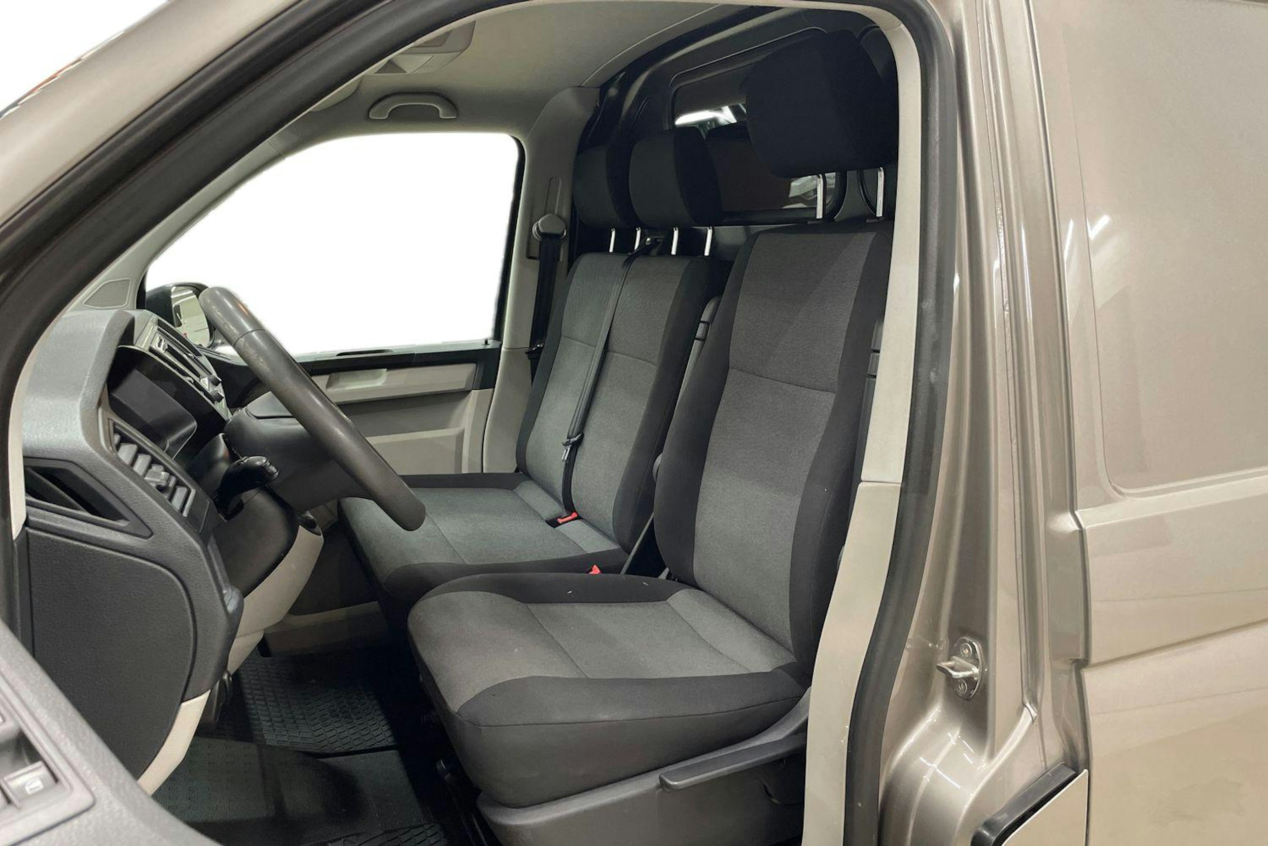 ruskea (beige) Volkswagen Transporter 2018 kuva 8.