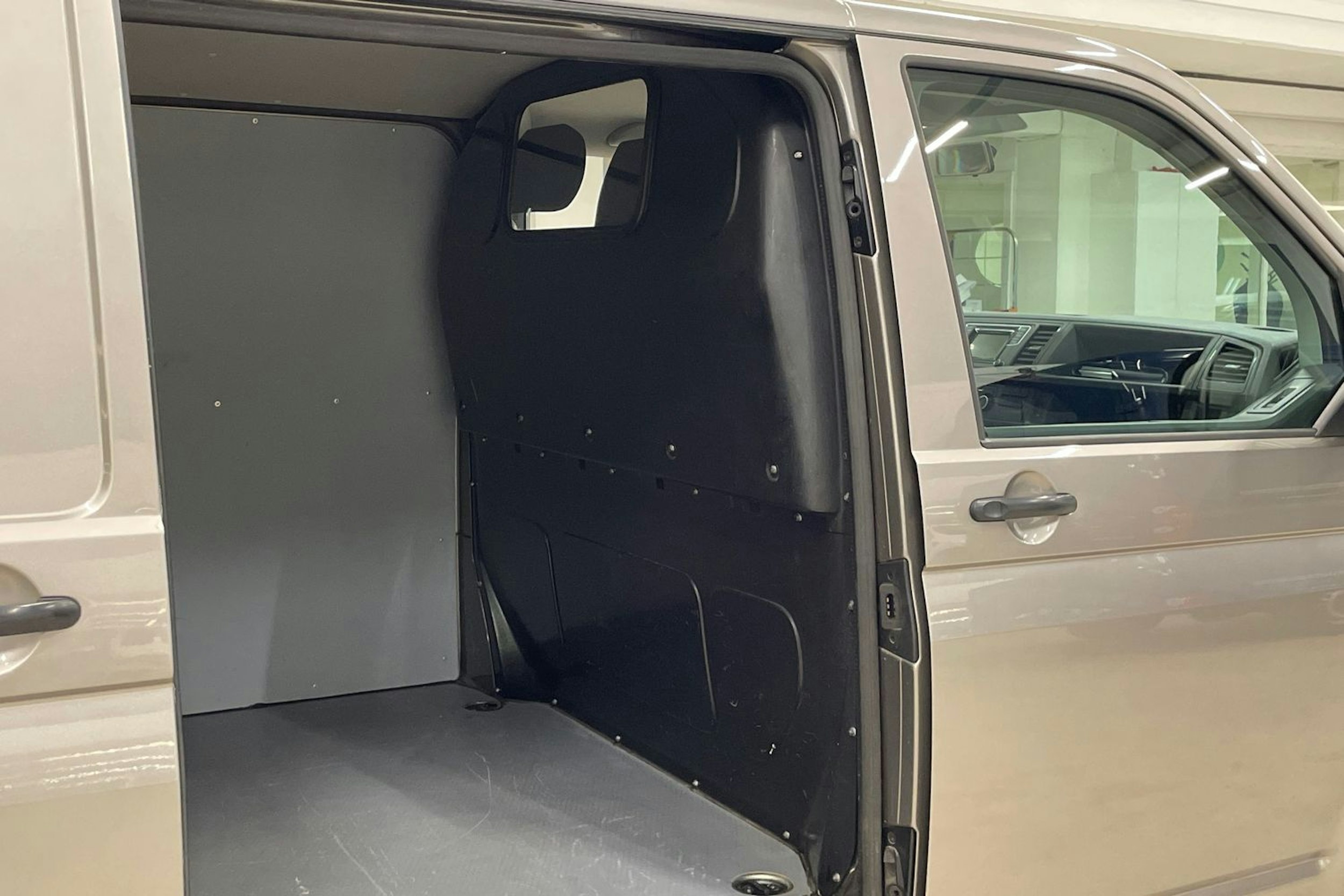 ruskea (beige) Volkswagen Transporter 2018 kuva 14.