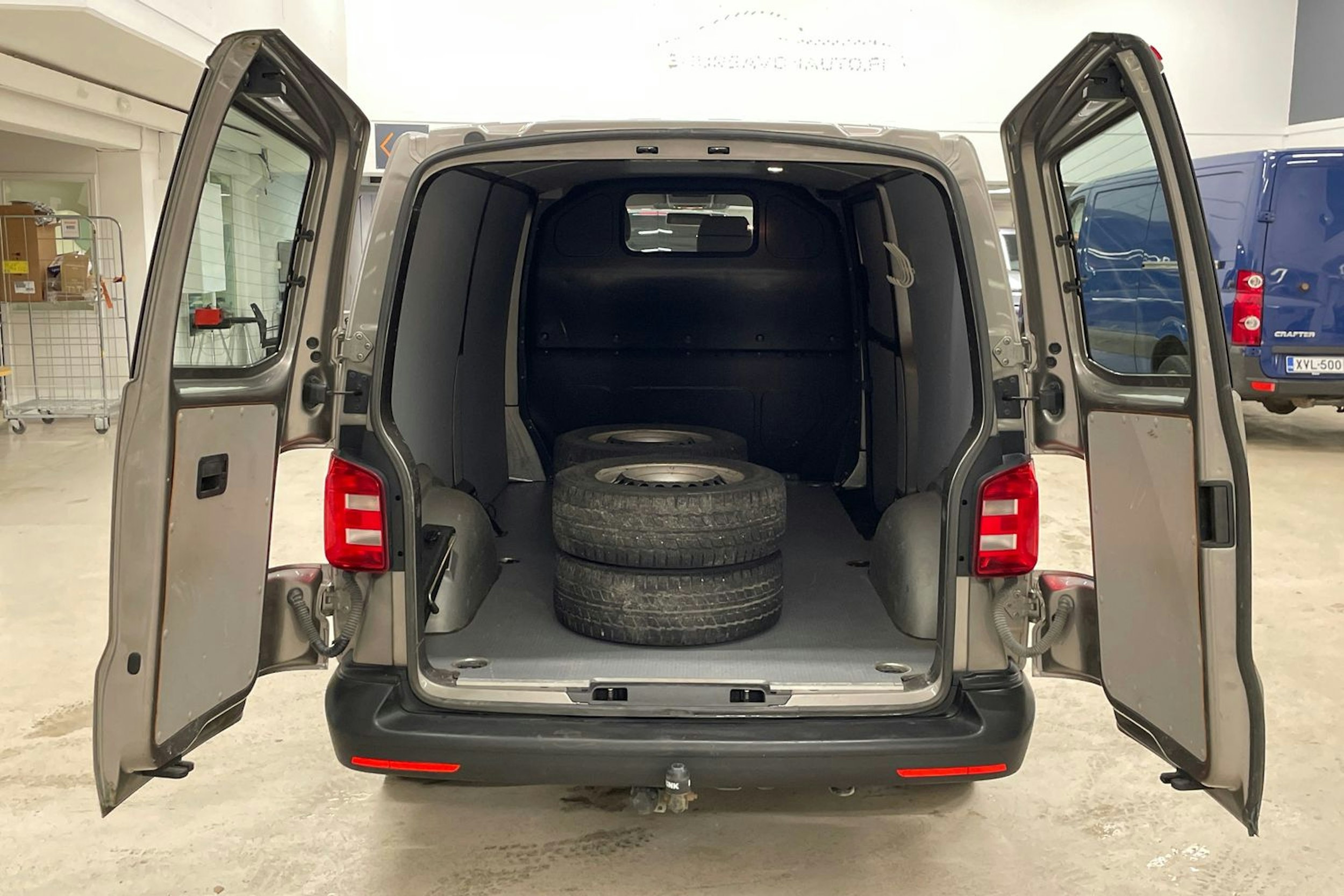 ruskea (beige) Volkswagen Transporter 2018 kuva 15.