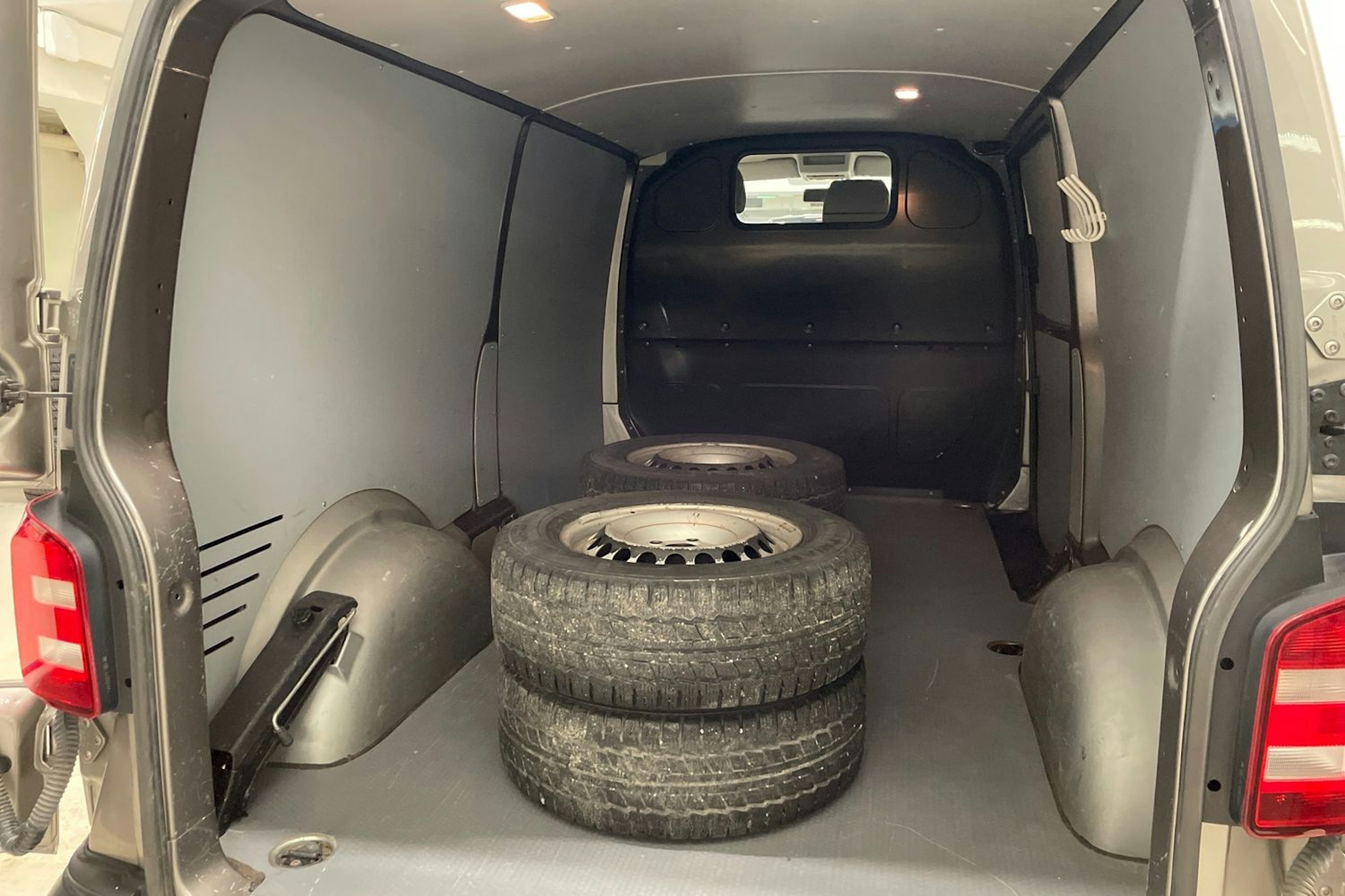 ruskea (beige) Volkswagen Transporter 2018 kuva 16.