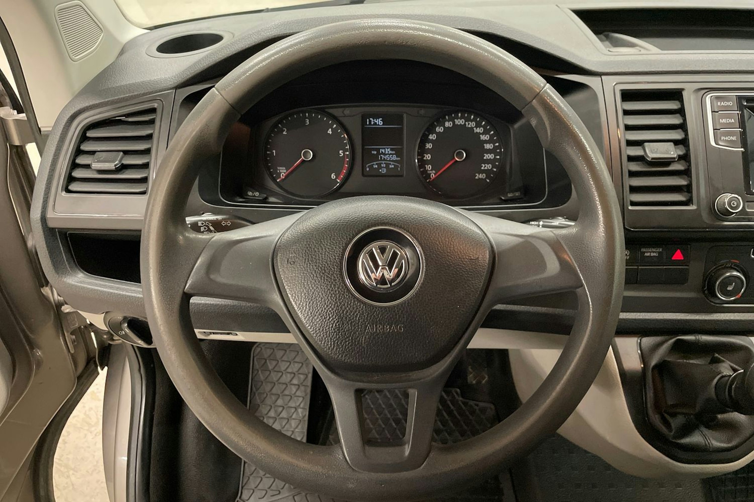 ruskea (beige) Volkswagen Transporter 2018 kuva 17.