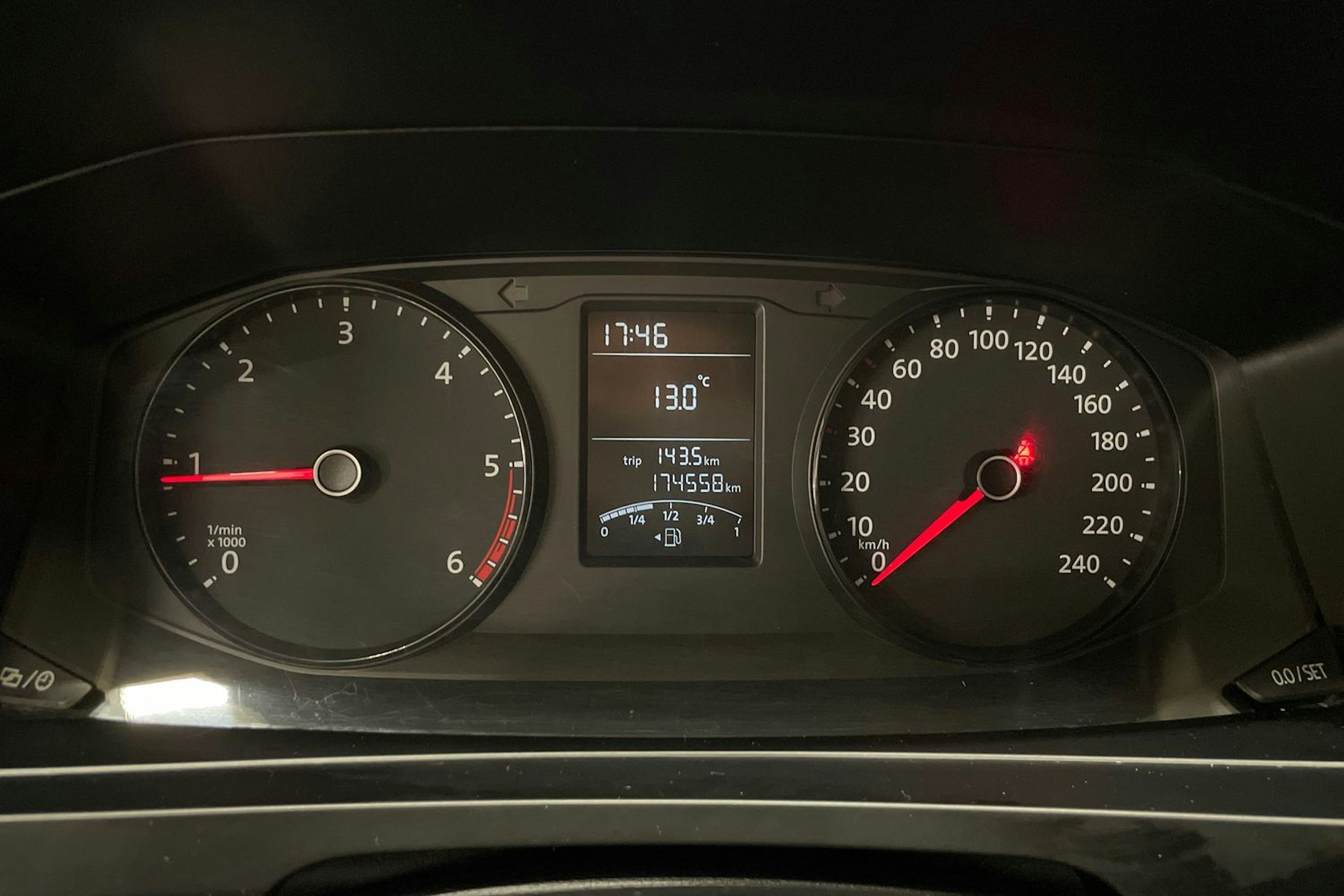 ruskea (beige) Volkswagen Transporter 2018 kuva 18.