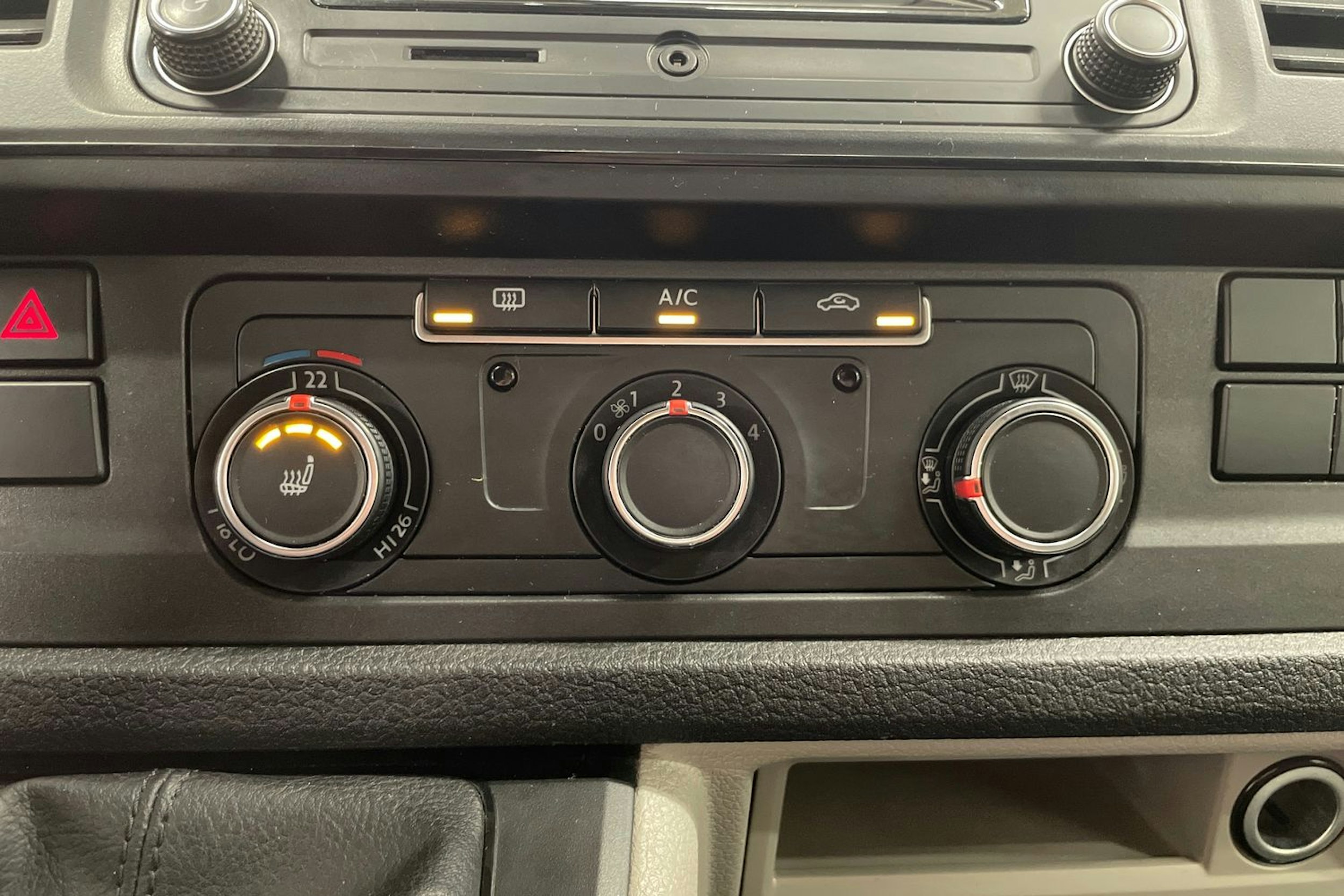 ruskea (beige) Volkswagen Transporter 2018 kuva 23.