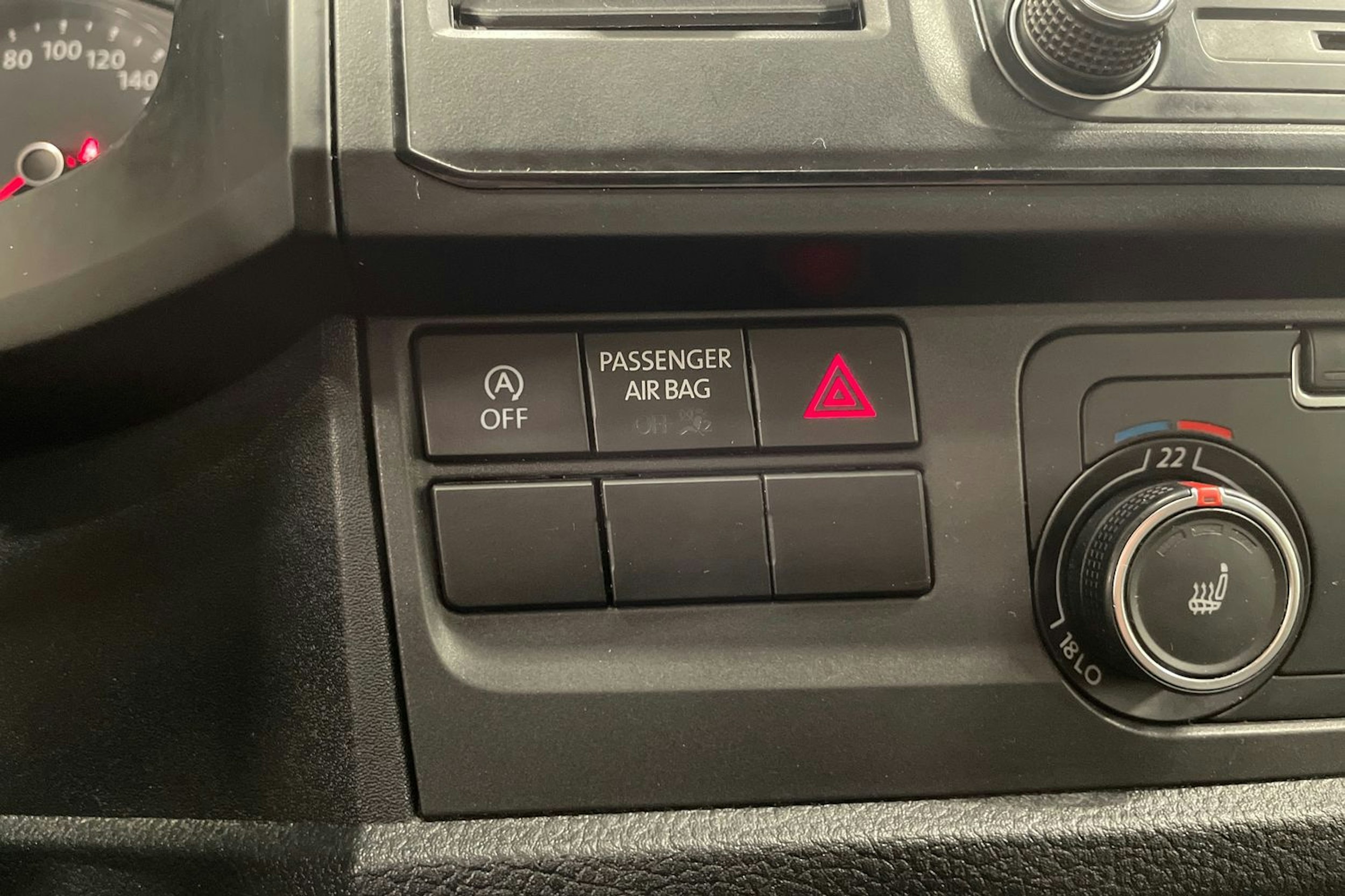 ruskea (beige) Volkswagen Transporter 2018 kuva 24.