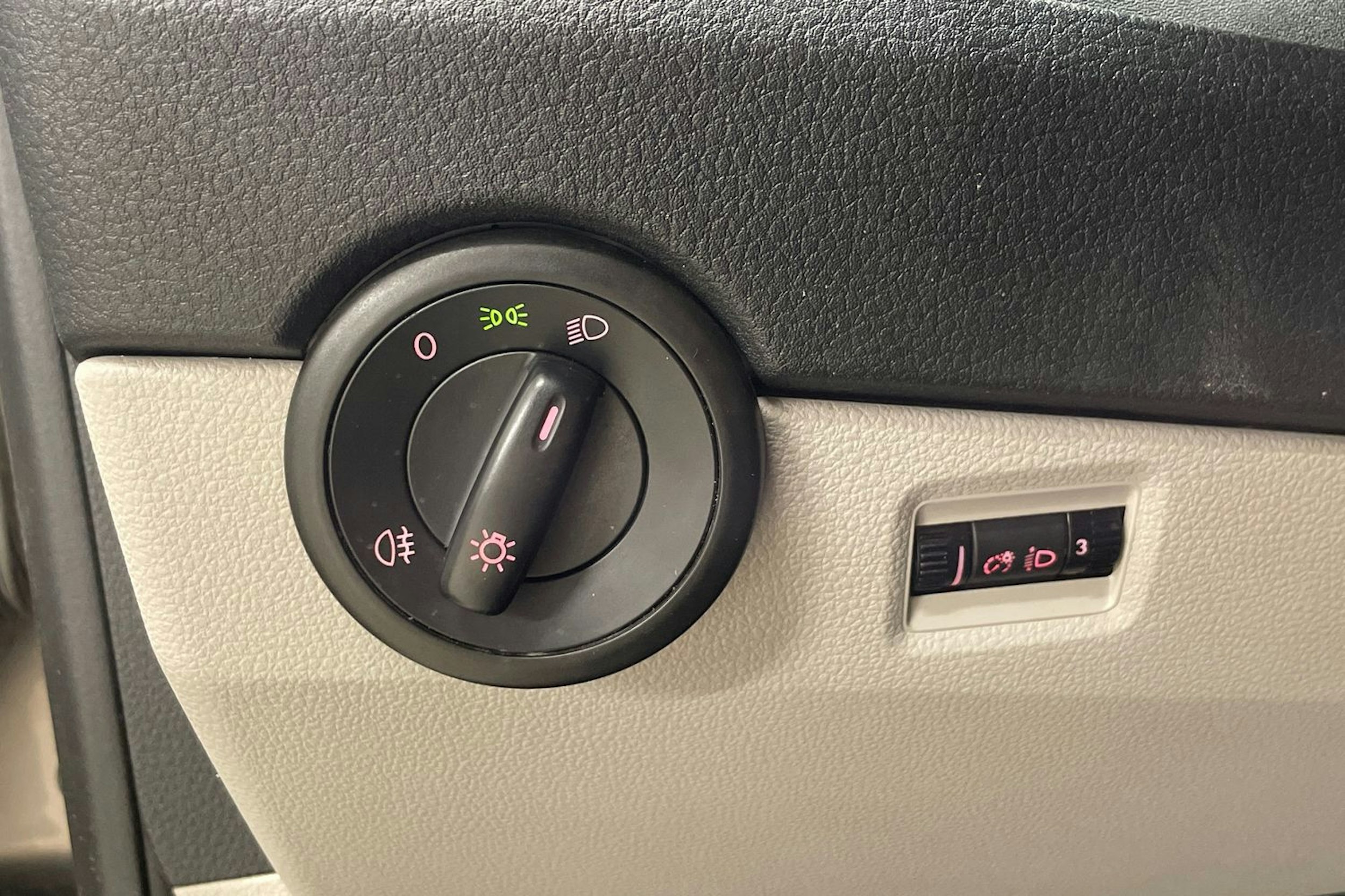 ruskea (beige) Volkswagen Transporter 2018 kuva 25.