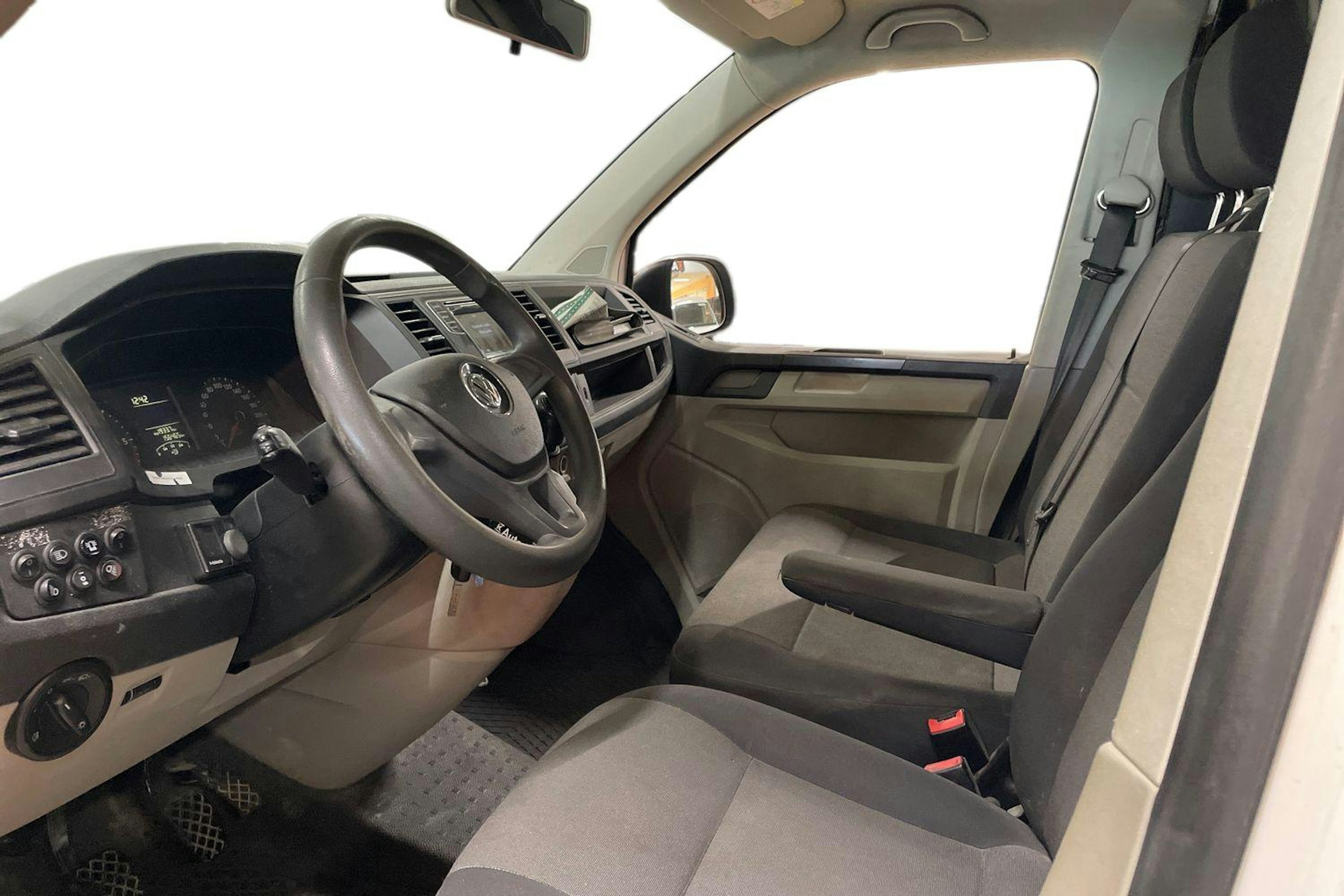 valkoinen Volkswagen Transporter 2018 kuva 3.